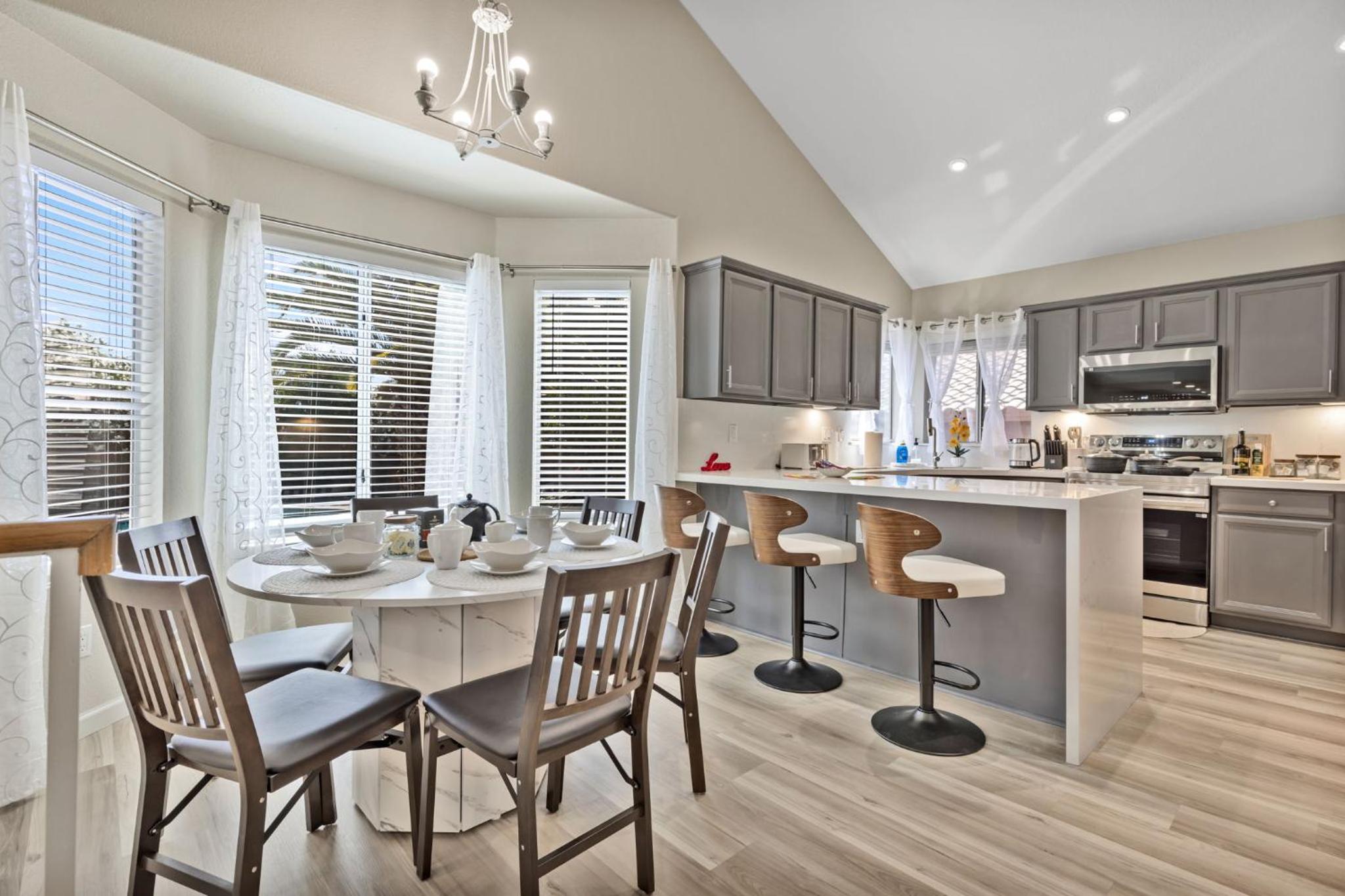 Sparkling Saltwater Pool - Spa - Firepit - WiFi - 4BR 3BA - Near Top Golf Courses