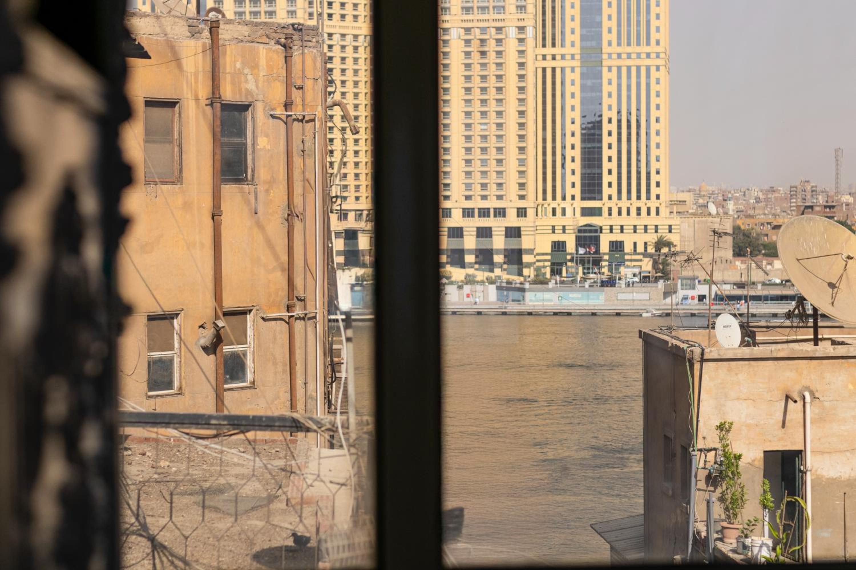 Classic Apartment near Nile corniche with Smart TV in Zamalek