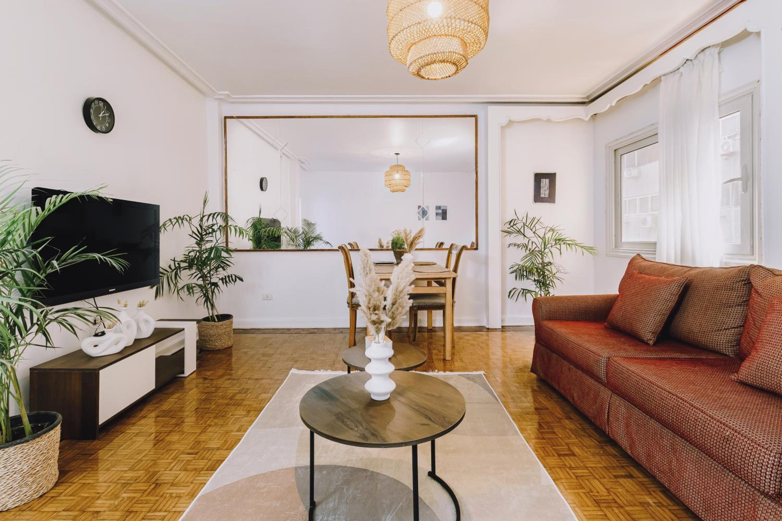 Classic Apartment near Nile corniche with Smart TV in Zamalek