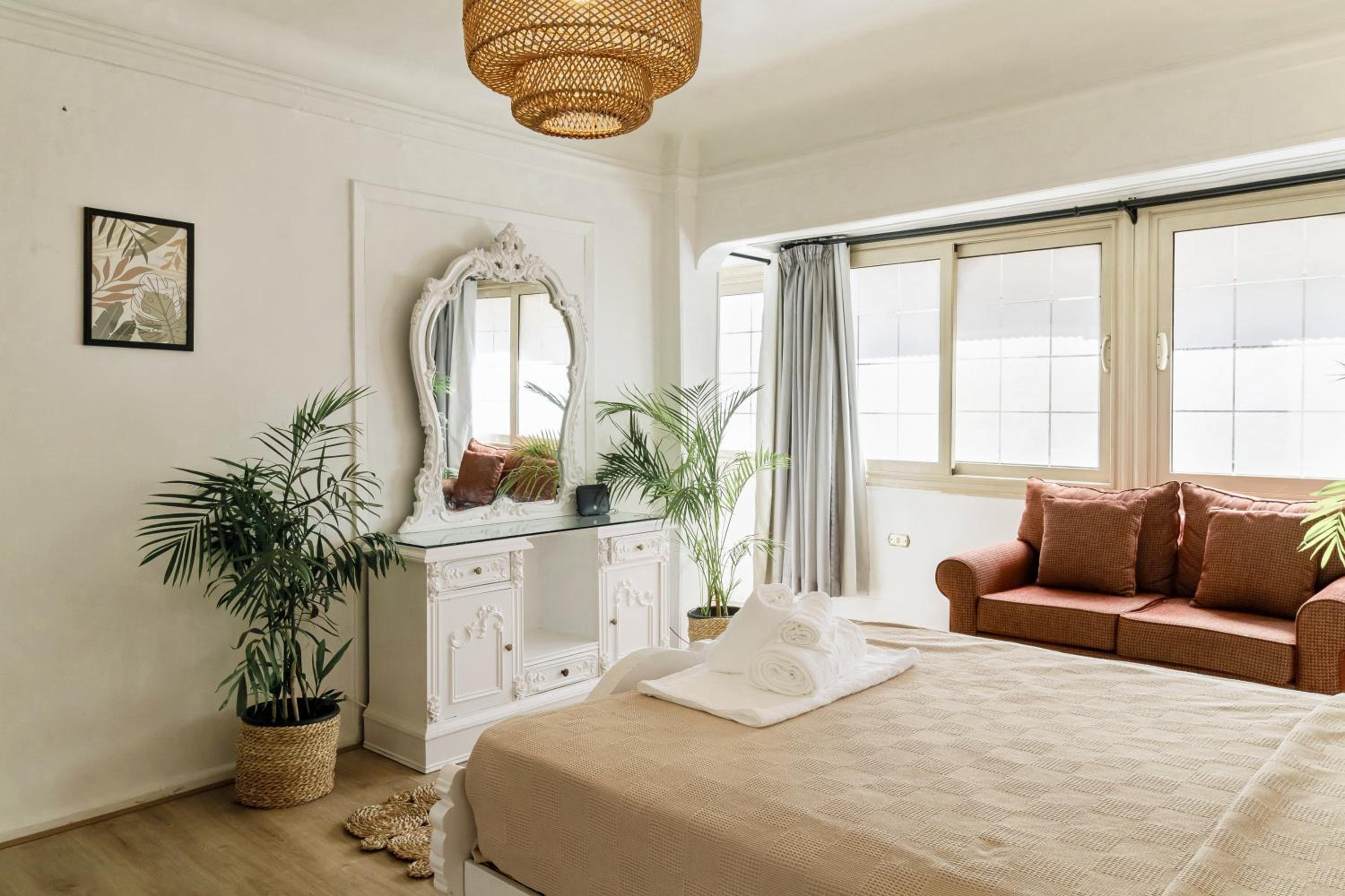 Classic Apartment near Nile corniche with Smart TV in Zamalek