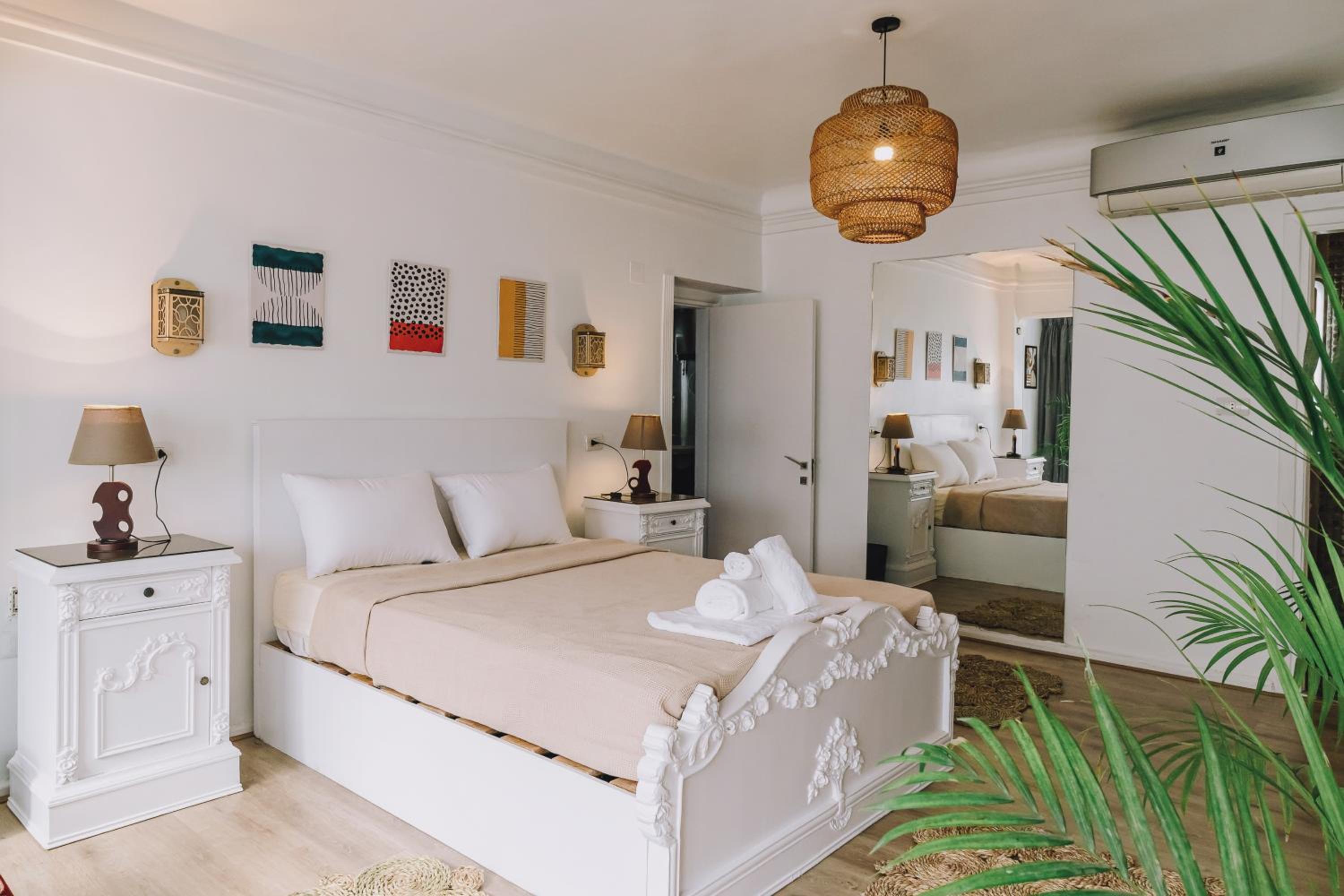 Classic Apartment near Nile corniche with Smart TV in Zamalek