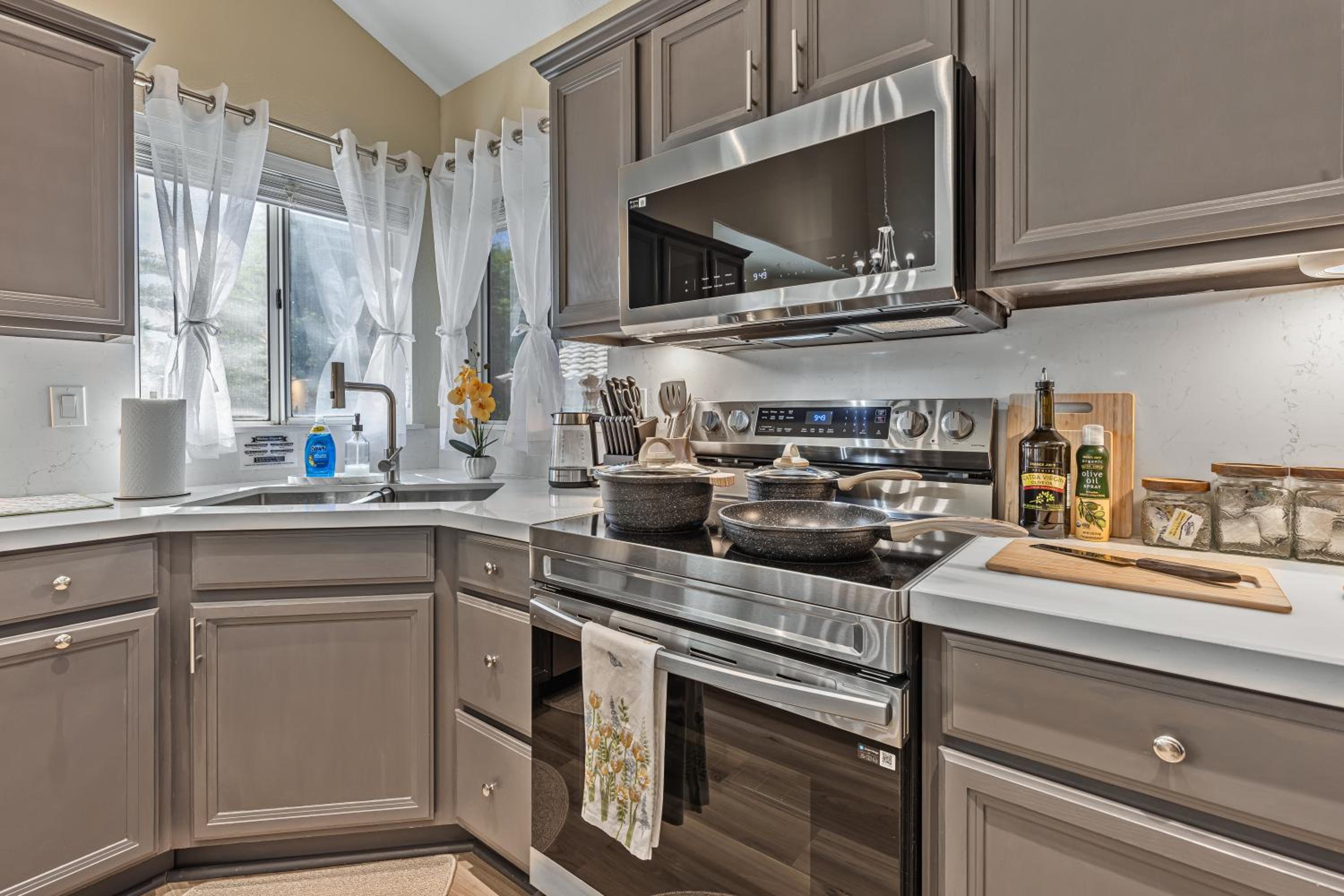 Sparkling Saltwater Pool - Spa - Firepit - WiFi - 4BR 3BA - Near Top Golf Courses