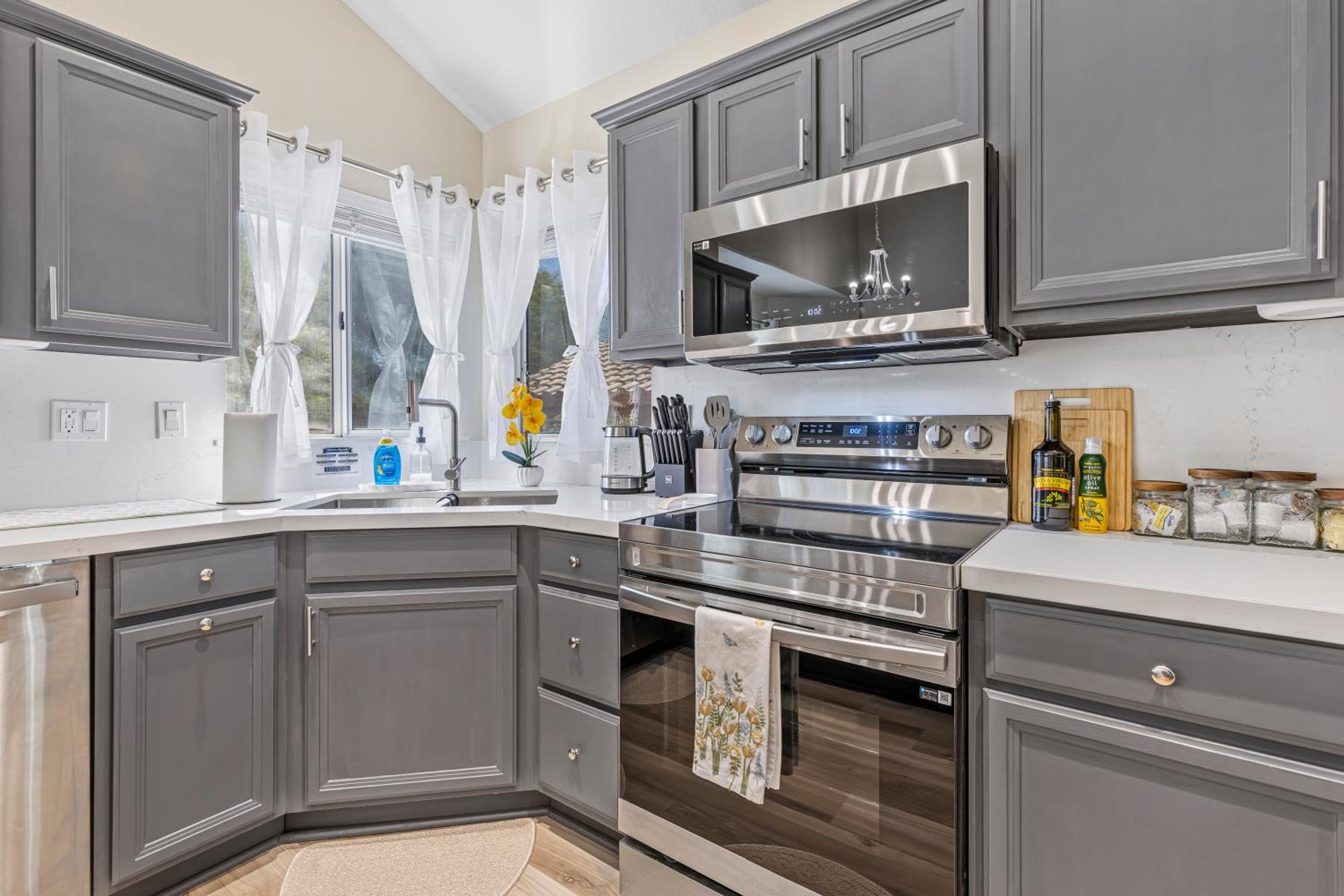 Sparkling Saltwater Pool - Spa - Firepit - WiFi - 4BR 3BA - Near Top Golf Courses