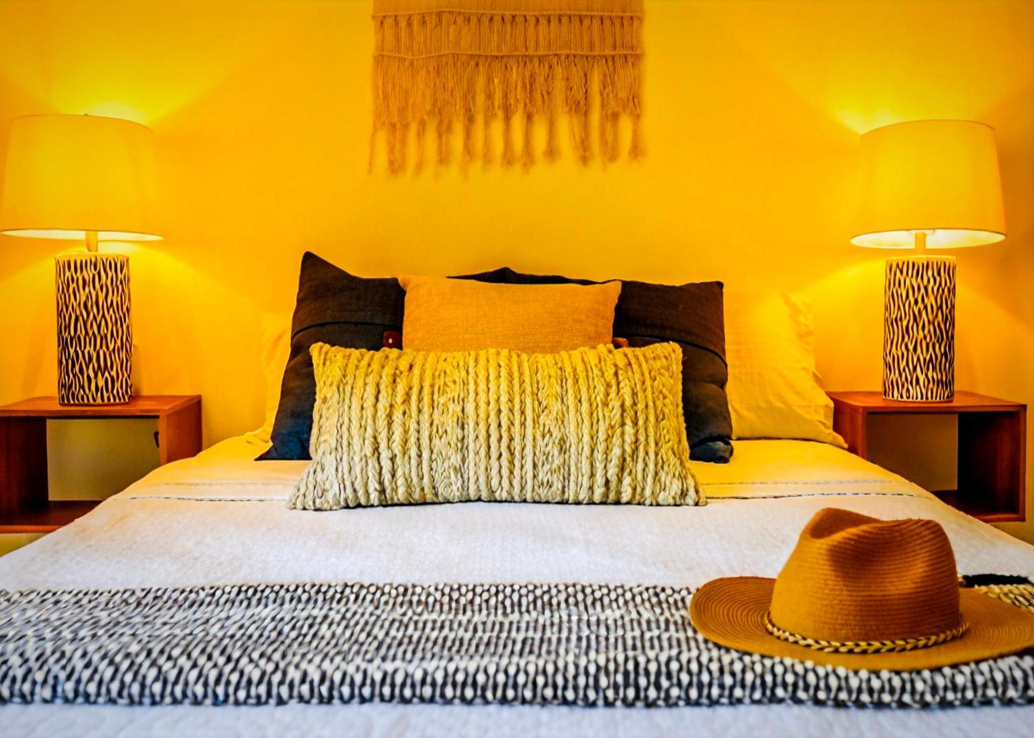 Couples Romantic Retreat 200m to Beach & 5th Ave Patio Fast WiFi AC Great Value UVA11