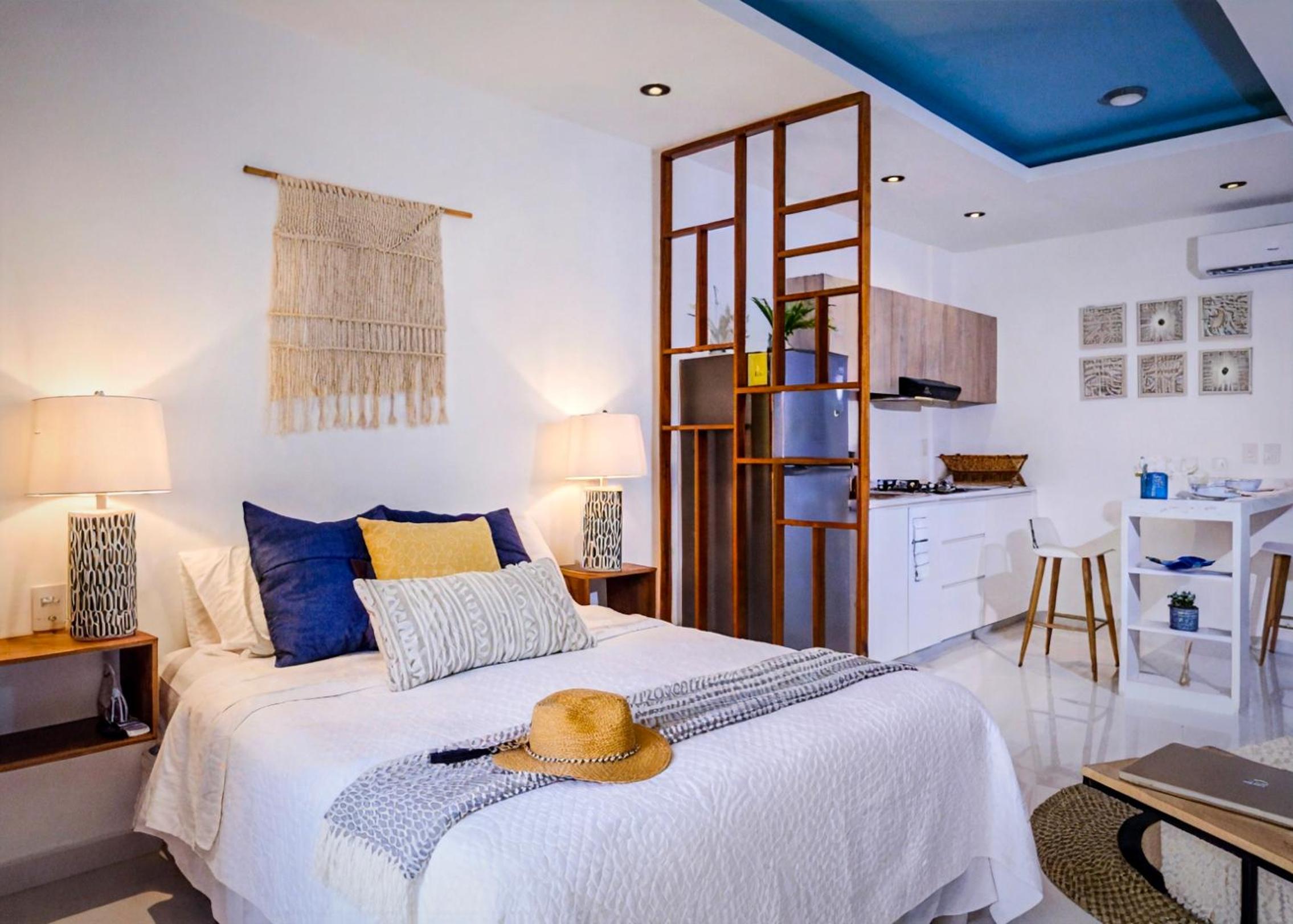 Couples Romantic Retreat 200m to Beach & 5th Ave Patio Fast WiFi AC Great Value UVA11