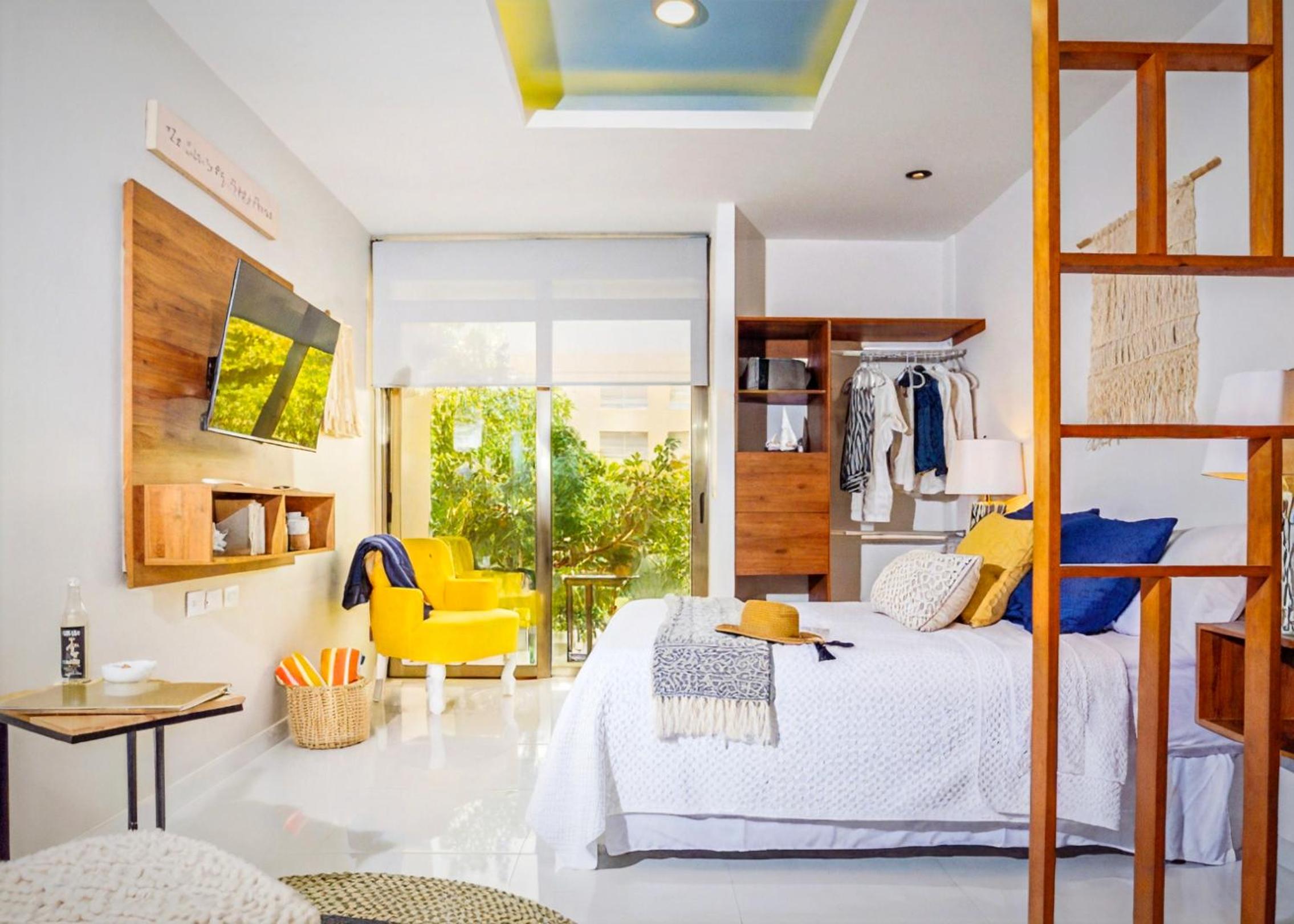 Couples Romantic Retreat 200m to Beach & 5th Ave Patio Fast WiFi AC Great Value UVA11