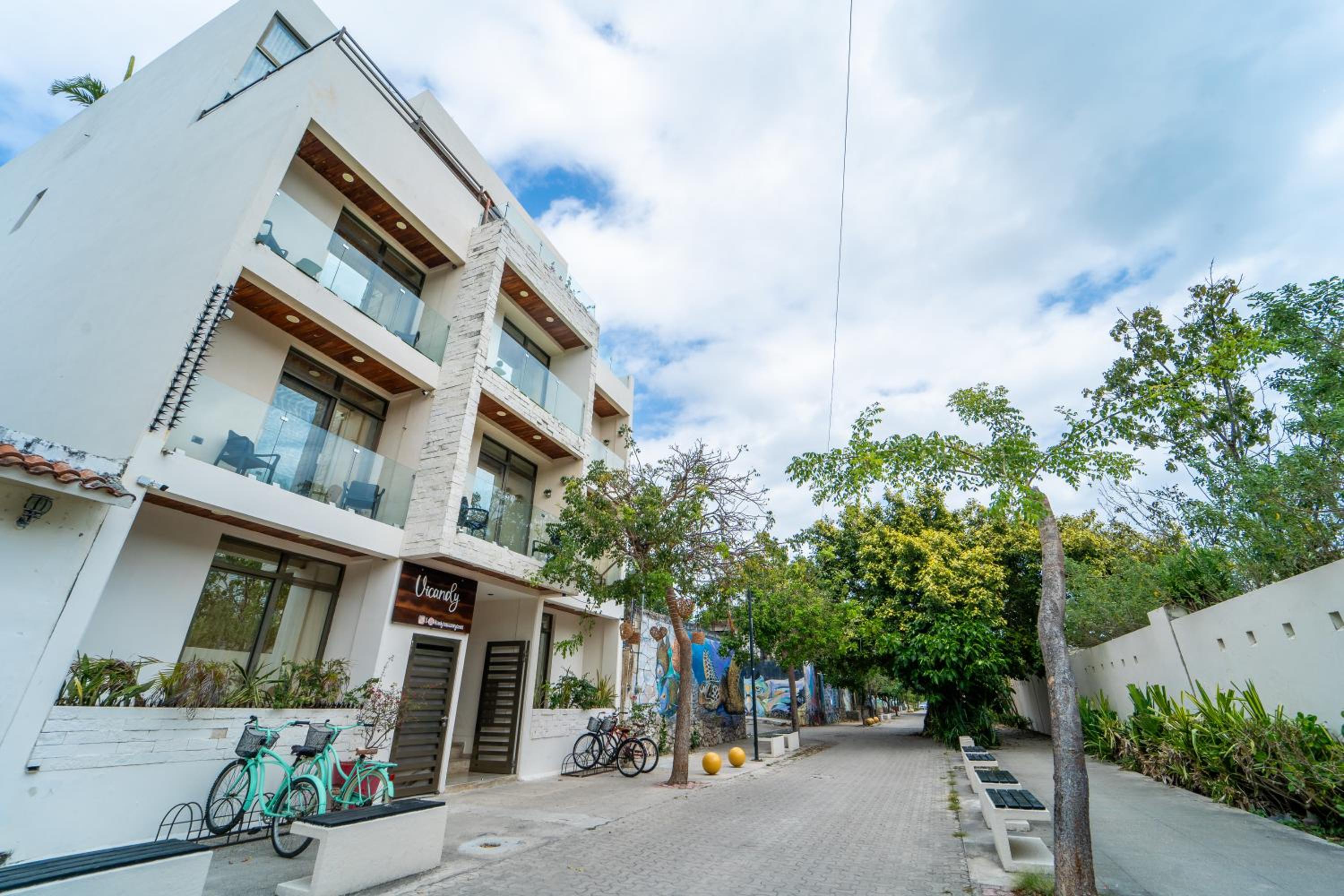 Couples Romantic Retreat 200m to Beach & 5th Ave Patio Fast WiFi AC Great Value UVA11