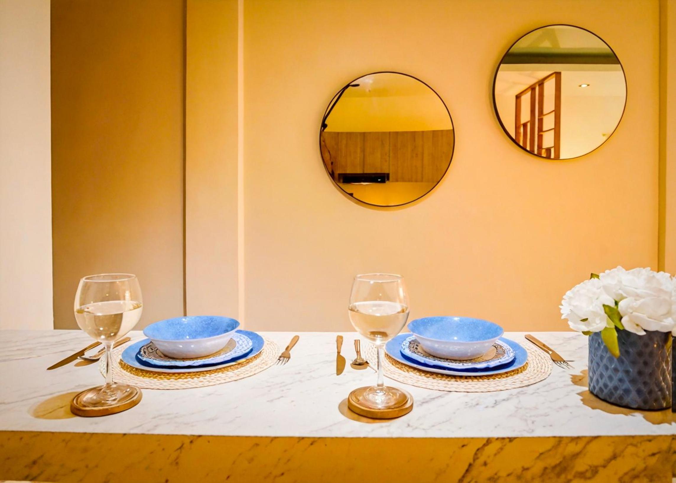 Romantic Escape 1 Bedroom 500m from Beach King Bed Pool Gym Fast WiFi 204