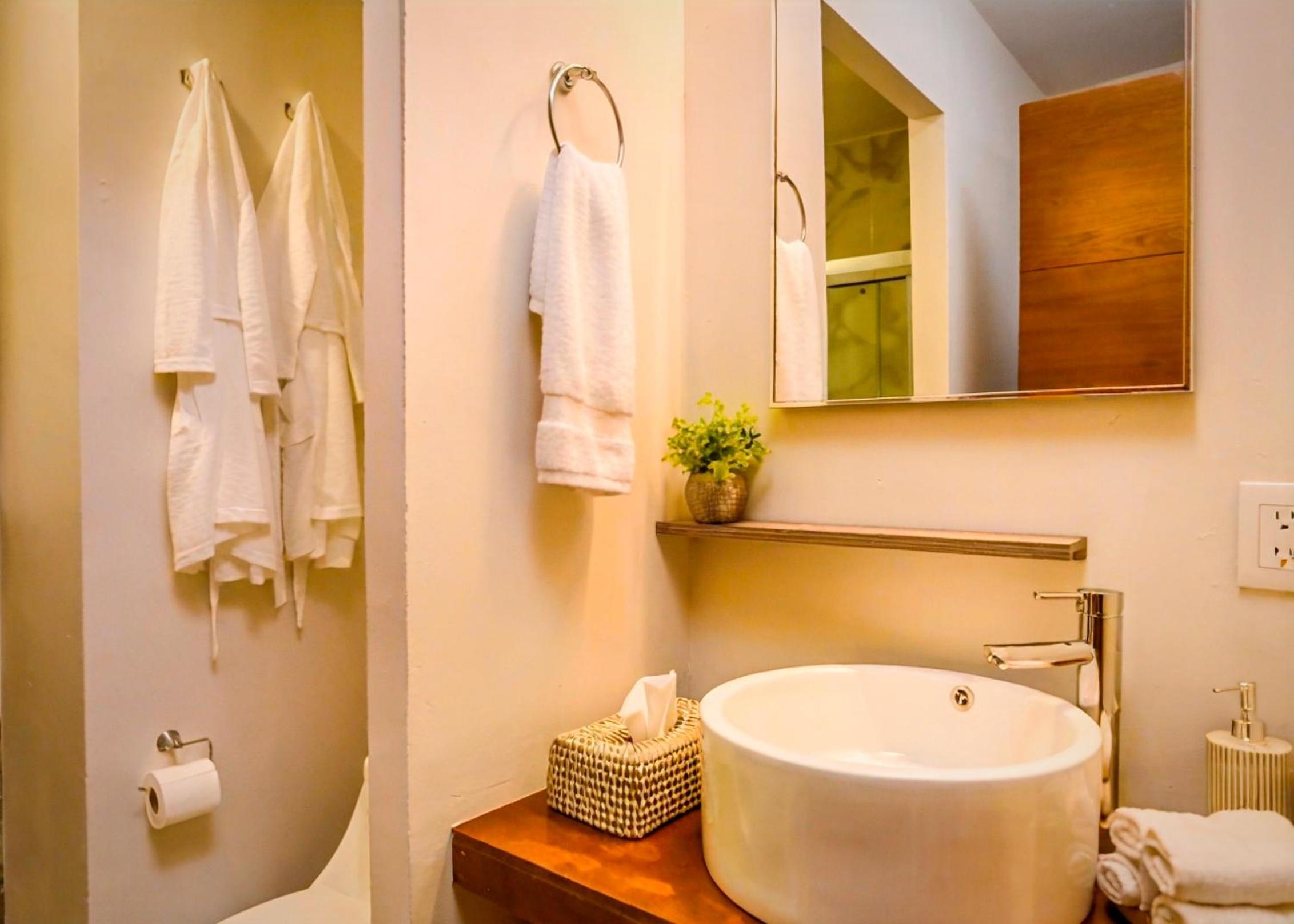 Romantic Escape 1 Bedroom 500m from Beach King Bed Pool Gym Fast WiFi 204