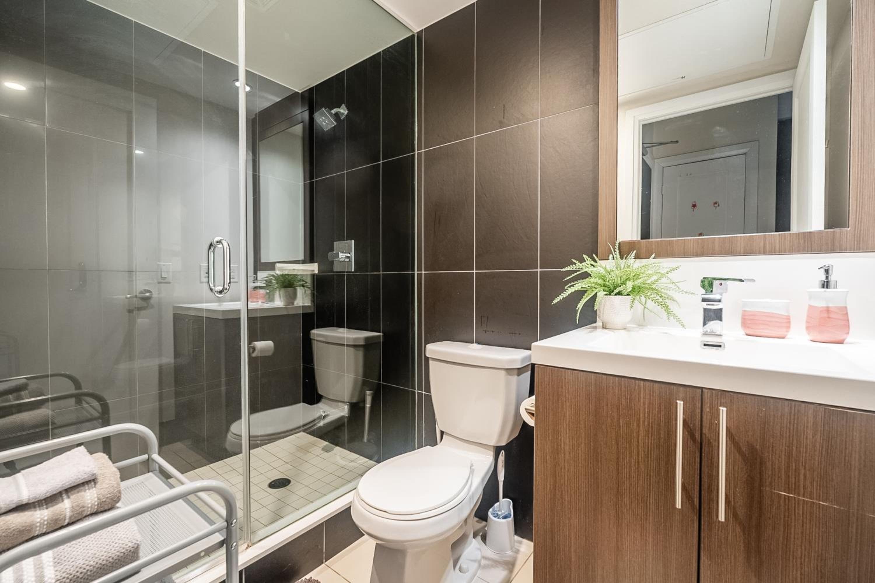 1 Bedroom Apartment with Balcony and Skyline View in North York