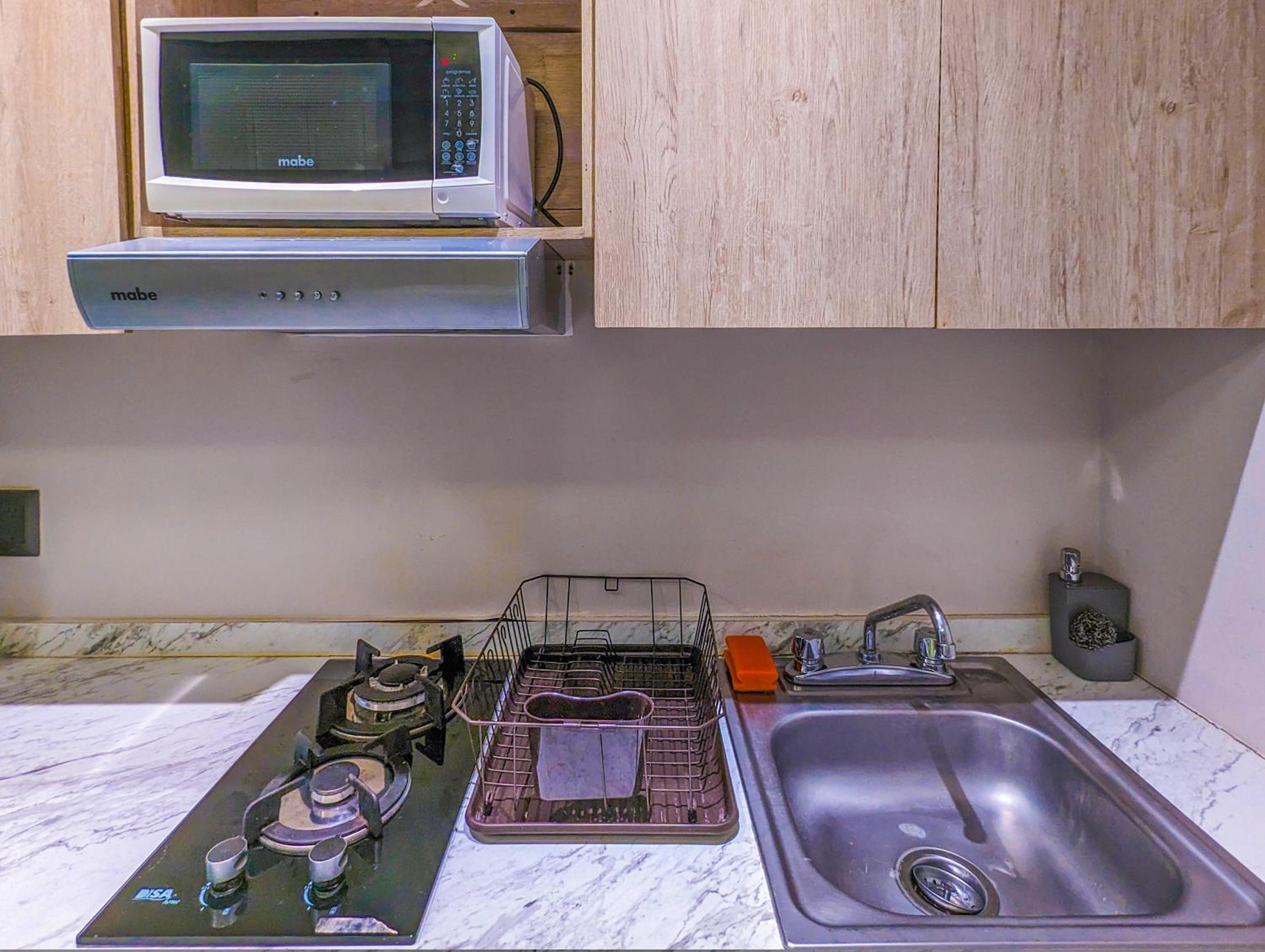 Romantic Escape 1 Bedroom 500m from Beach King Bed Pool Gym Fast WiFi 204