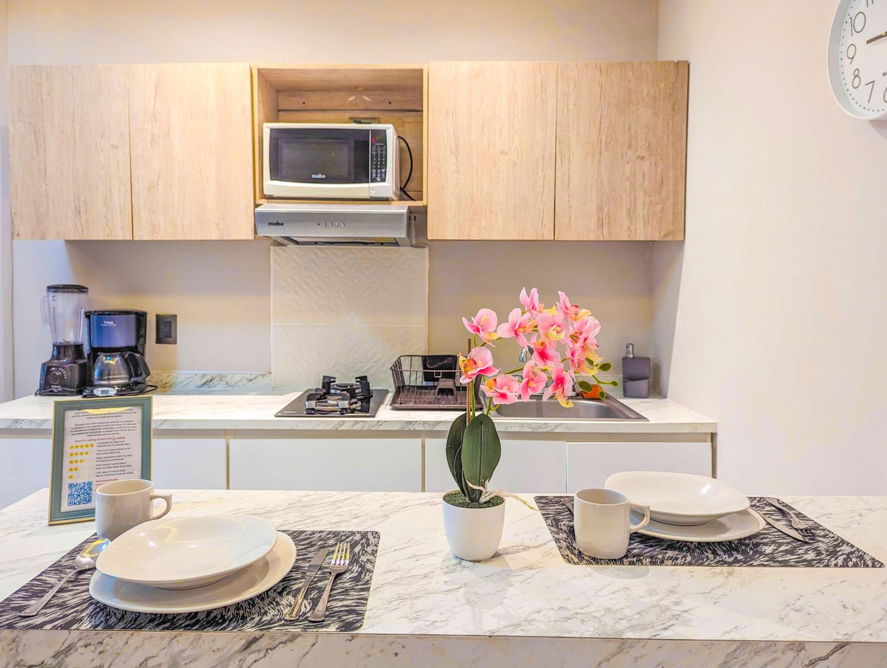 Romantic Escape 1 Bedroom 500m from Beach King Bed Pool Gym Fast WiFi 204