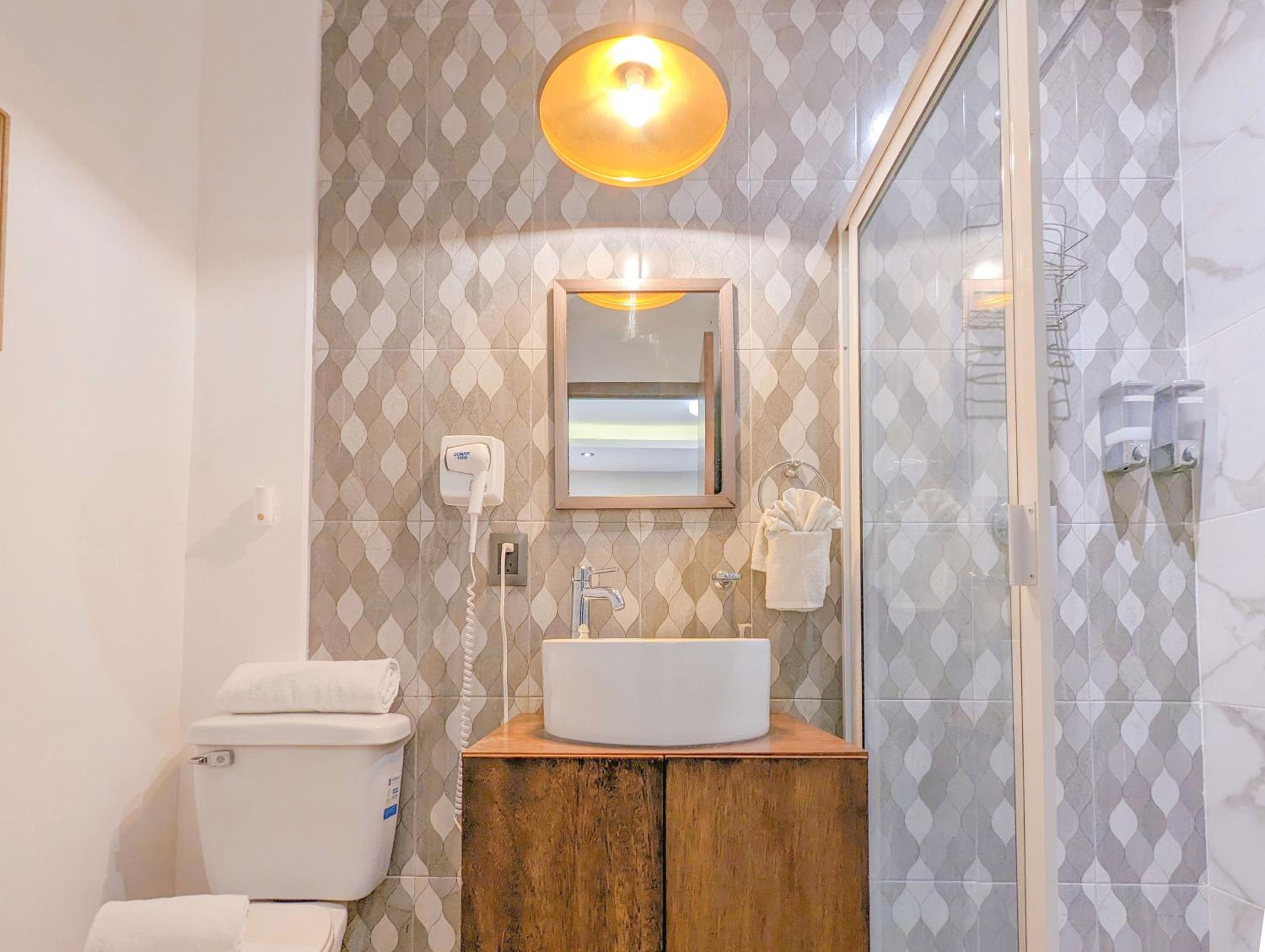 Romantic Escape 1 Bedroom 500m from Beach King Bed Pool Gym Fast WiFi 204
