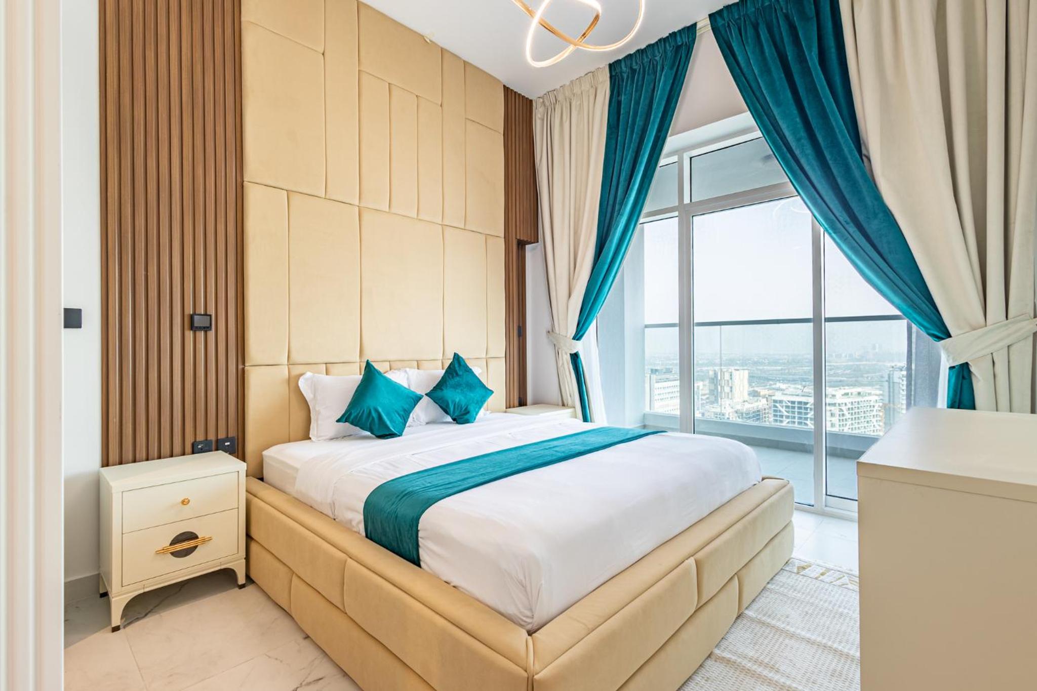 Superhost- 1BR Near Miracle Garden, Pool and Gym, Balcony Arjan