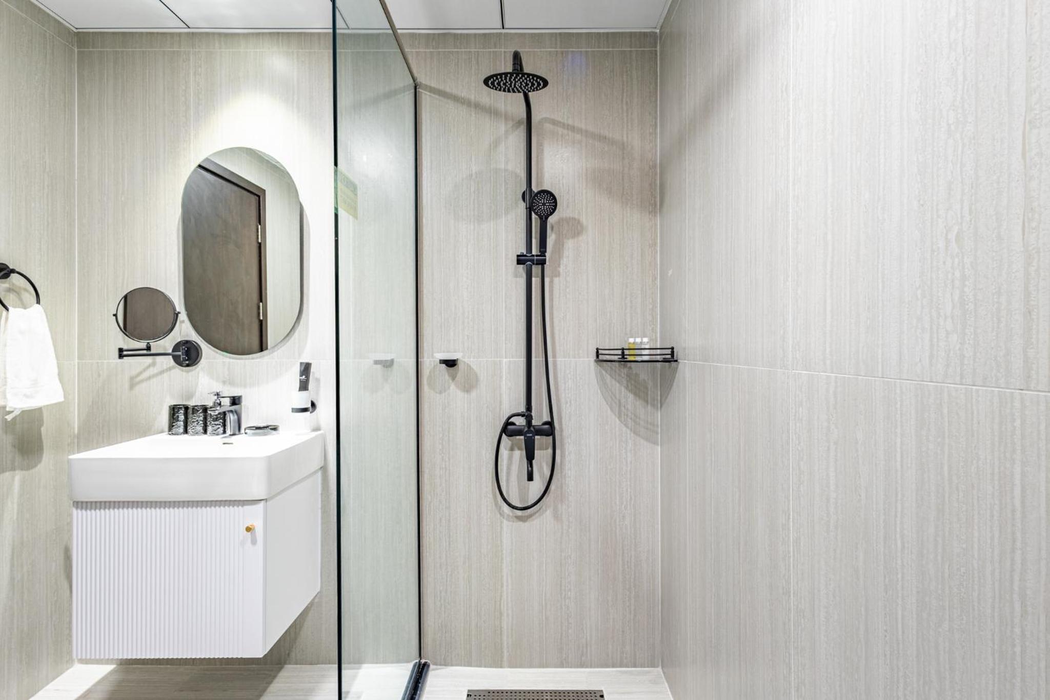Superhost- 1BR Near Miracle Garden, Pool and Gym, Balcony Arjan