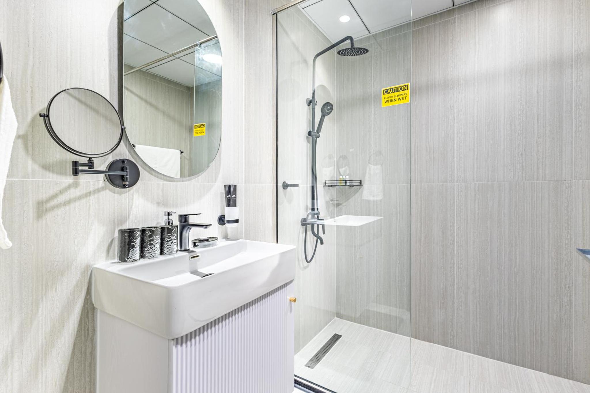 Superhost- 1BR Near Miracle Garden, Pool and Gym, Balcony Arjan