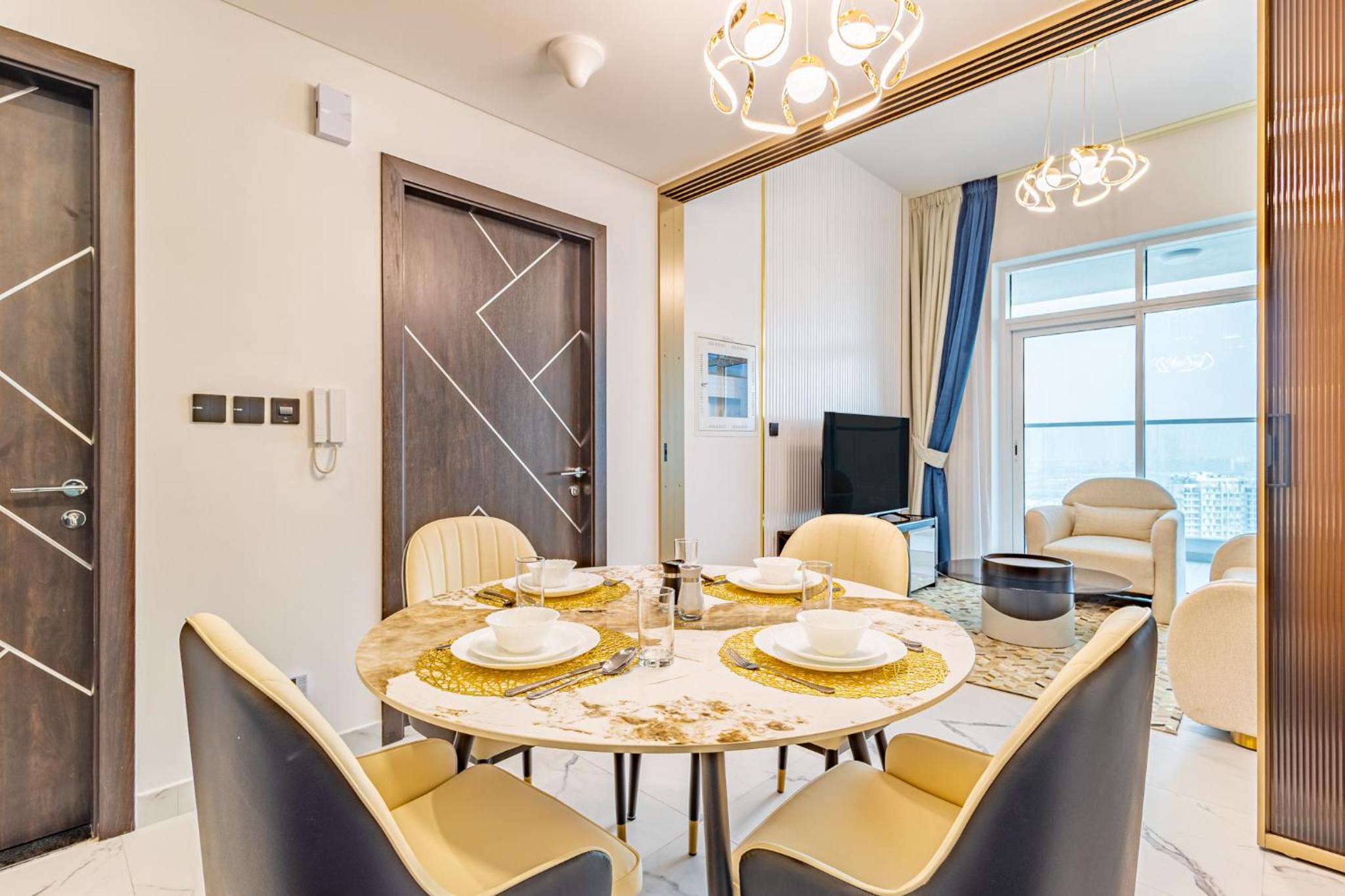 Superhost- 1BR Near Miracle Garden, Pool and Gym, Balcony Arjan