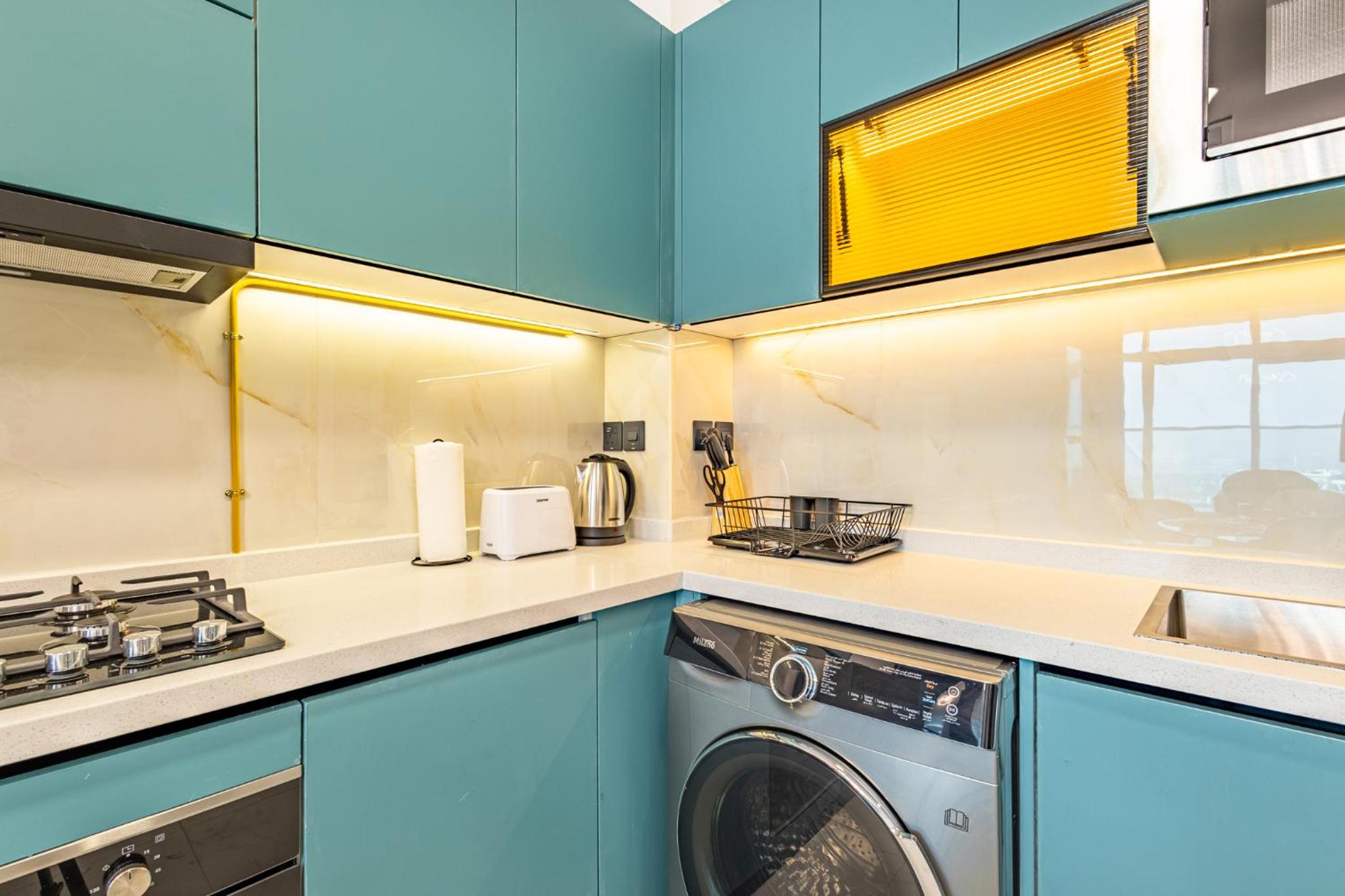 Superhost- 1BR Near Miracle Garden, Pool and Gym, Balcony Arjan