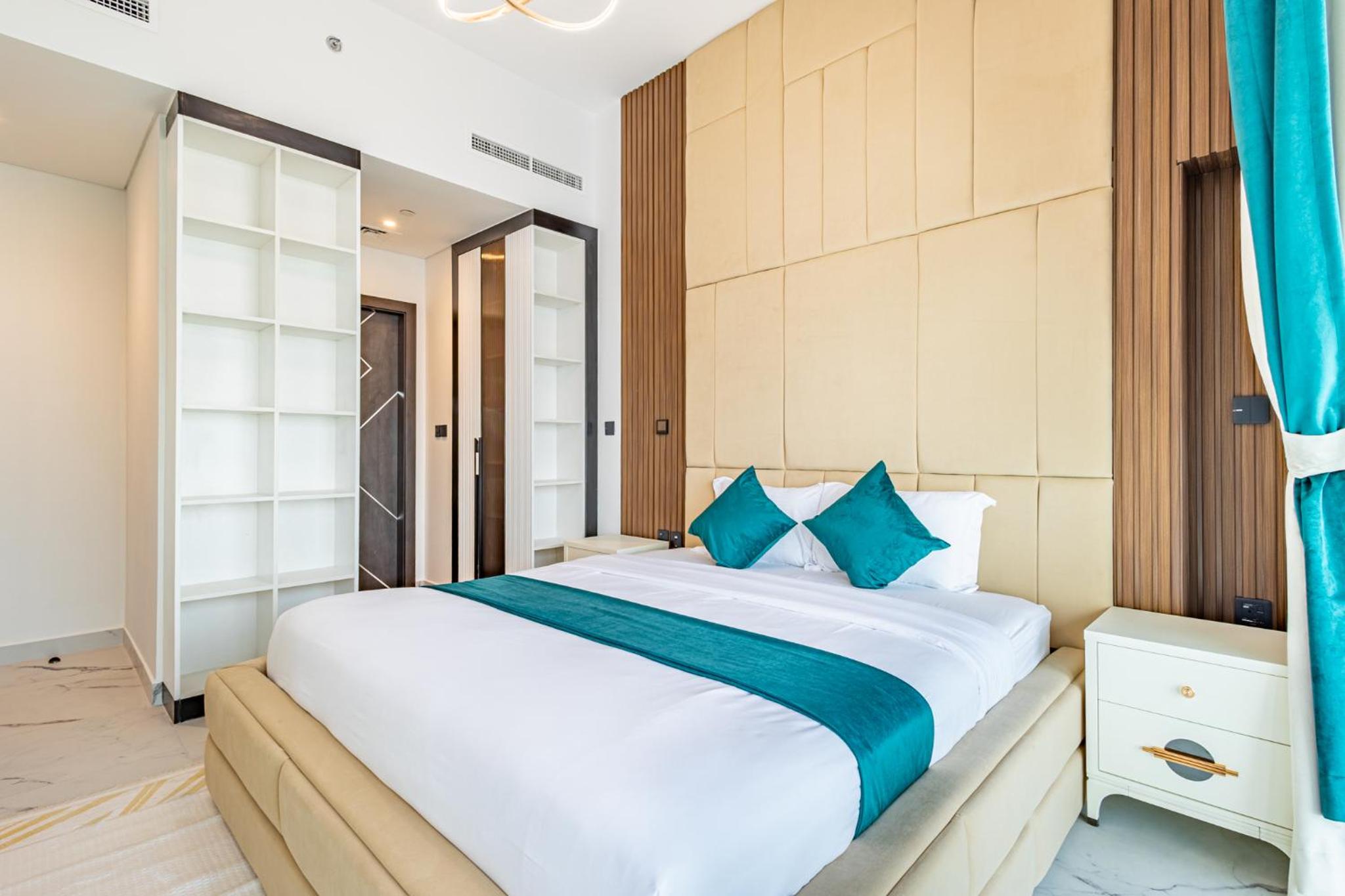 Superhost- 1BR Near Miracle Garden, Pool and Gym, Balcony Arjan