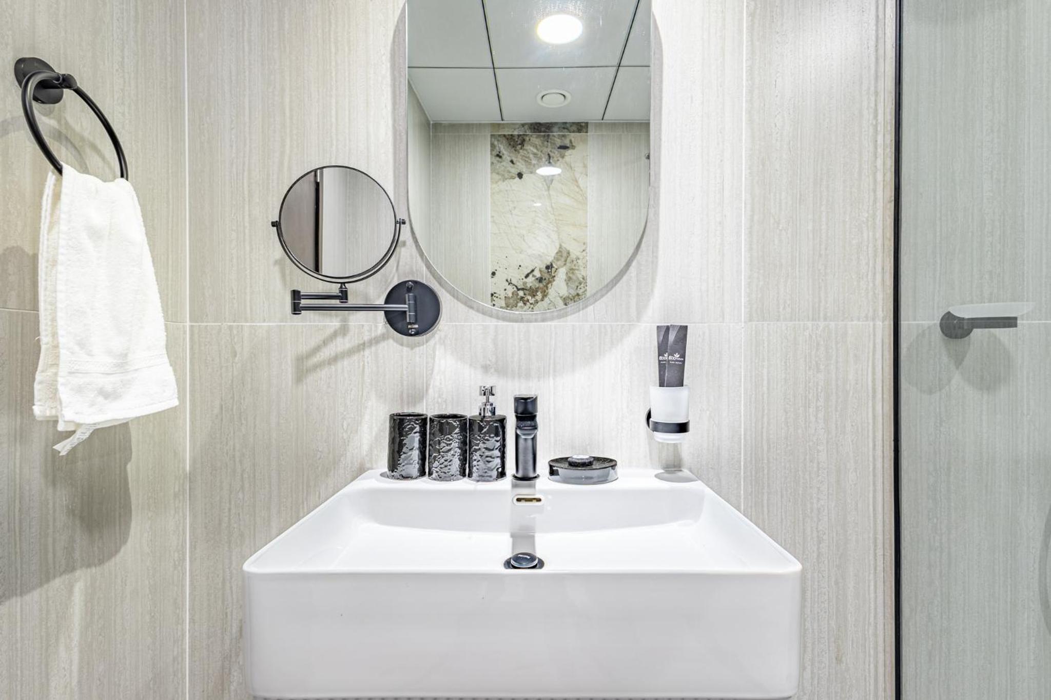 Superhost- 1BR Near Miracle Garden, Pool and Gym, Balcony Arjan