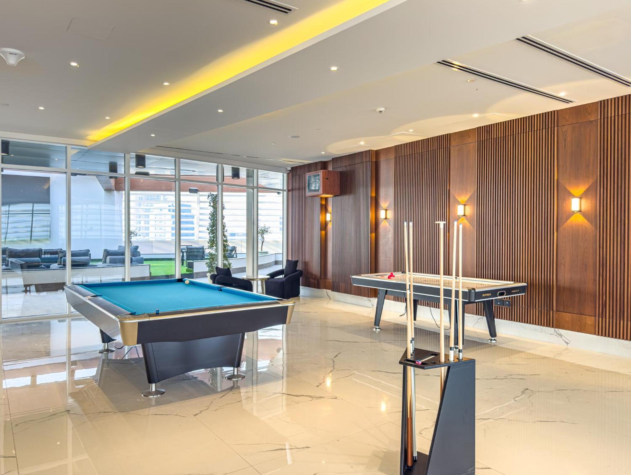 Superhost- 1BR Near Miracle Garden, Pool and Gym, Balcony Arjan