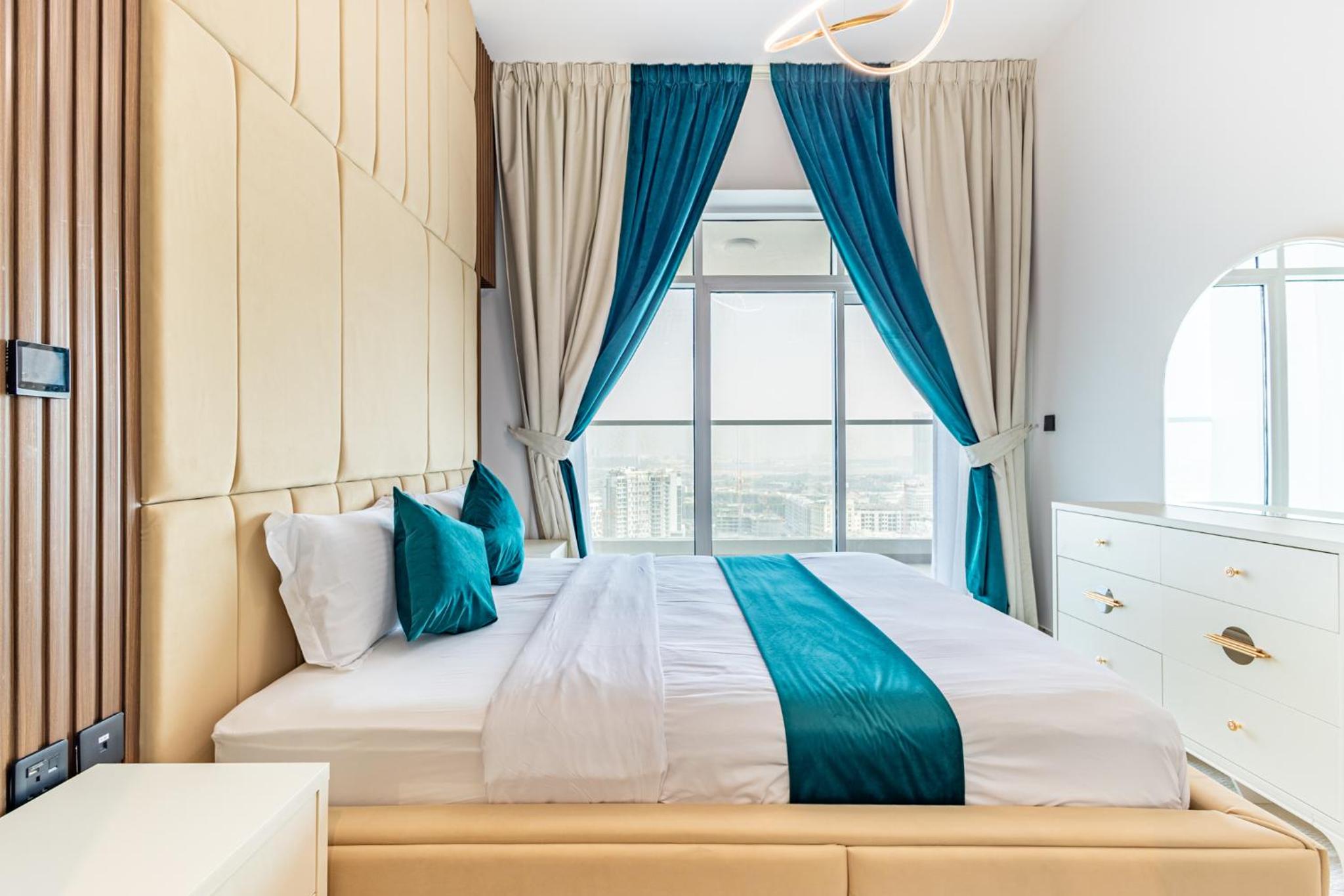 Superhost- 1BR Near Miracle Garden, Pool and Gym, Balcony Arjan