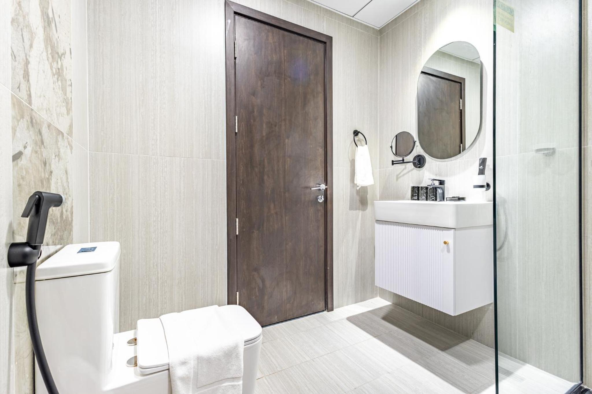 Superhost- 1BR Near Miracle Garden, Pool and Gym, Balcony Arjan