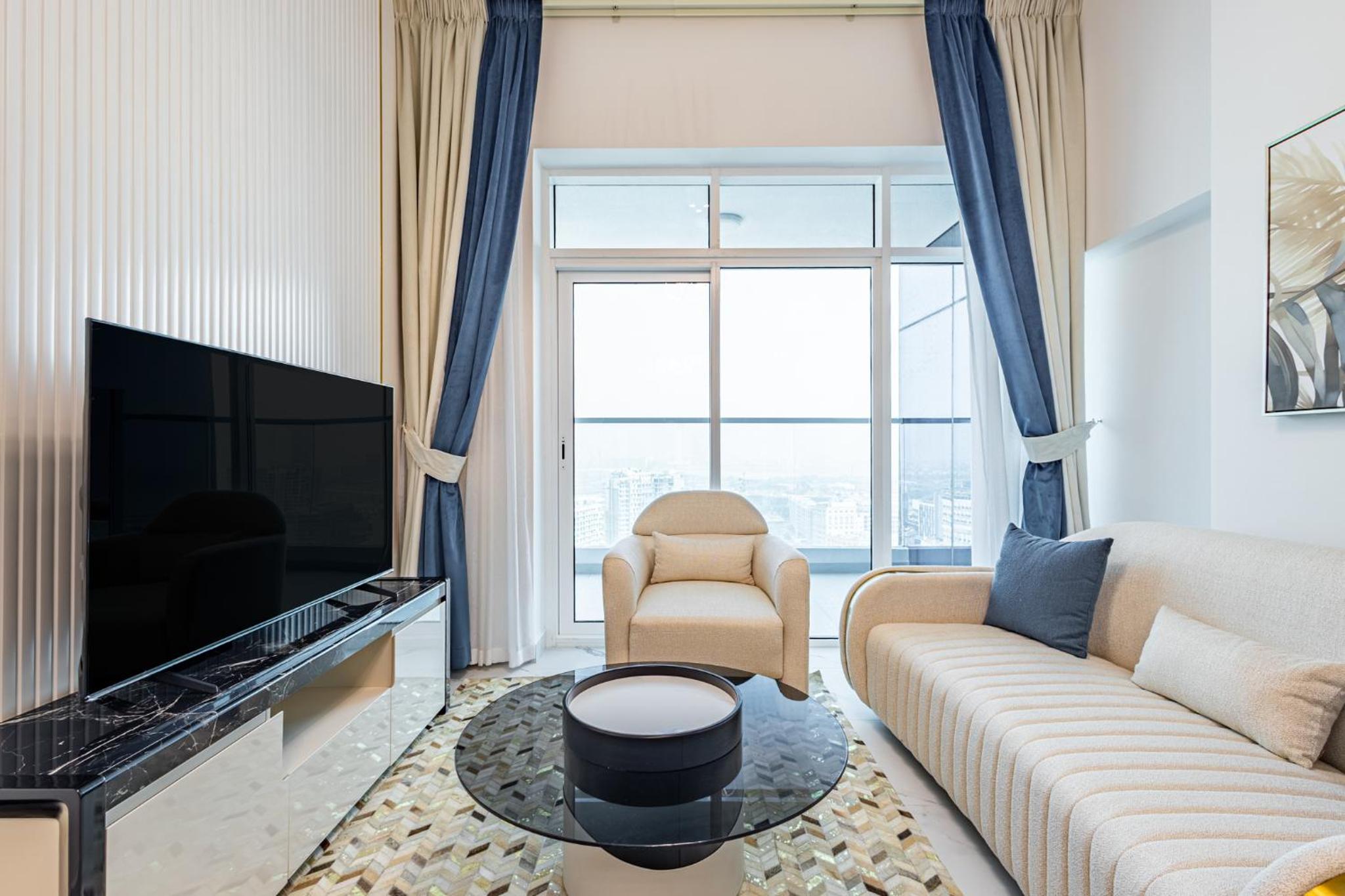 Superhost- 1BR Near Miracle Garden, Pool and Gym, Balcony Arjan