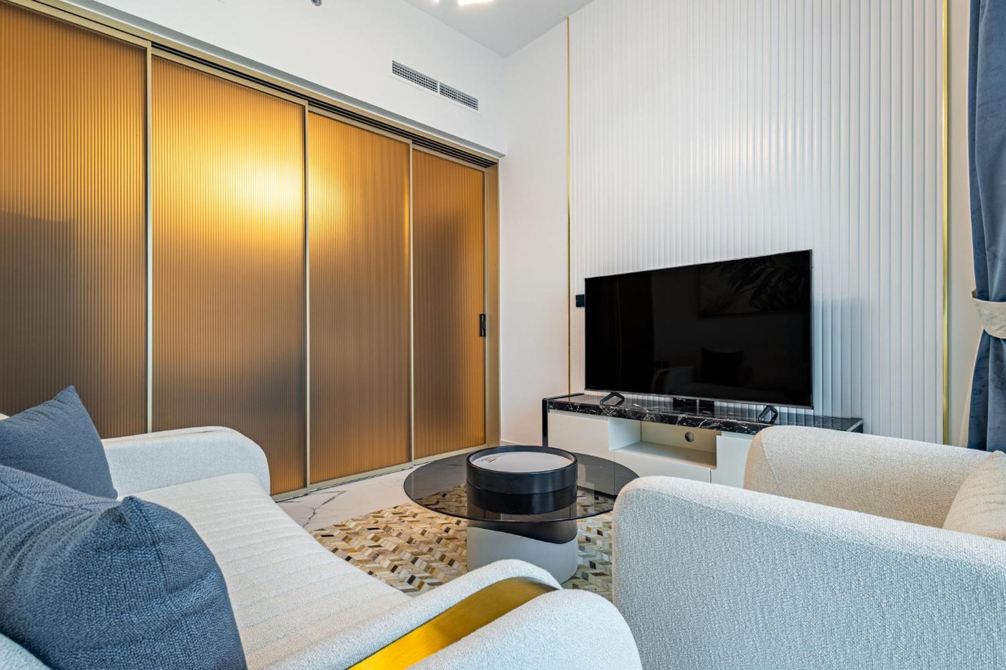 Superhost- 1BR Near Miracle Garden, Pool and Gym, Balcony Arjan