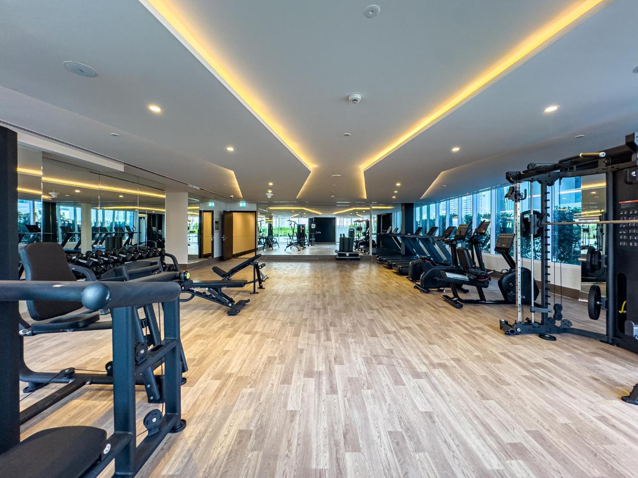 Superhost- 1BR Near Miracle Garden, Pool and Gym, Balcony Arjan