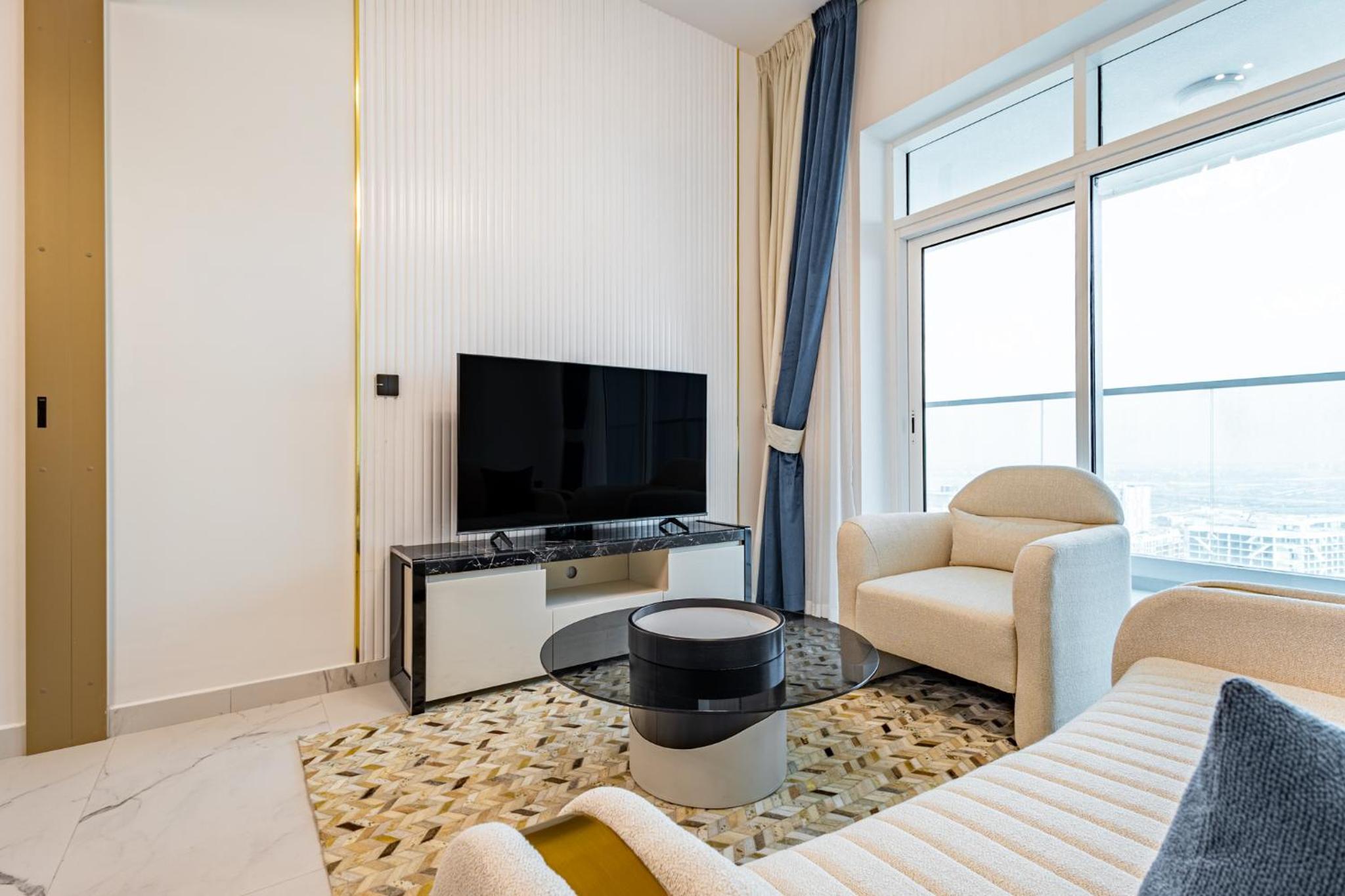 Superhost- 1BR Near Miracle Garden, Pool and Gym, Balcony Arjan