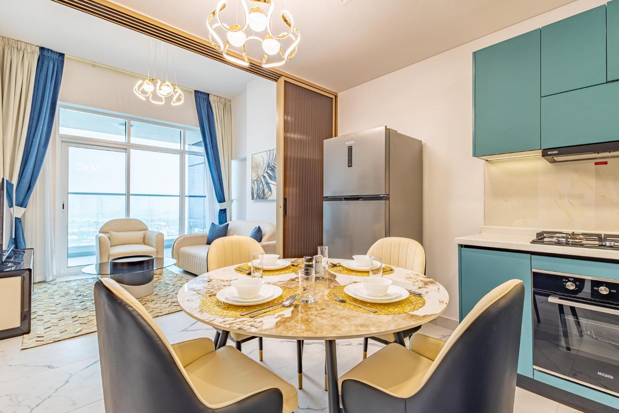 Superhost- 1BR Near Miracle Garden, Pool and Gym, Balcony Arjan