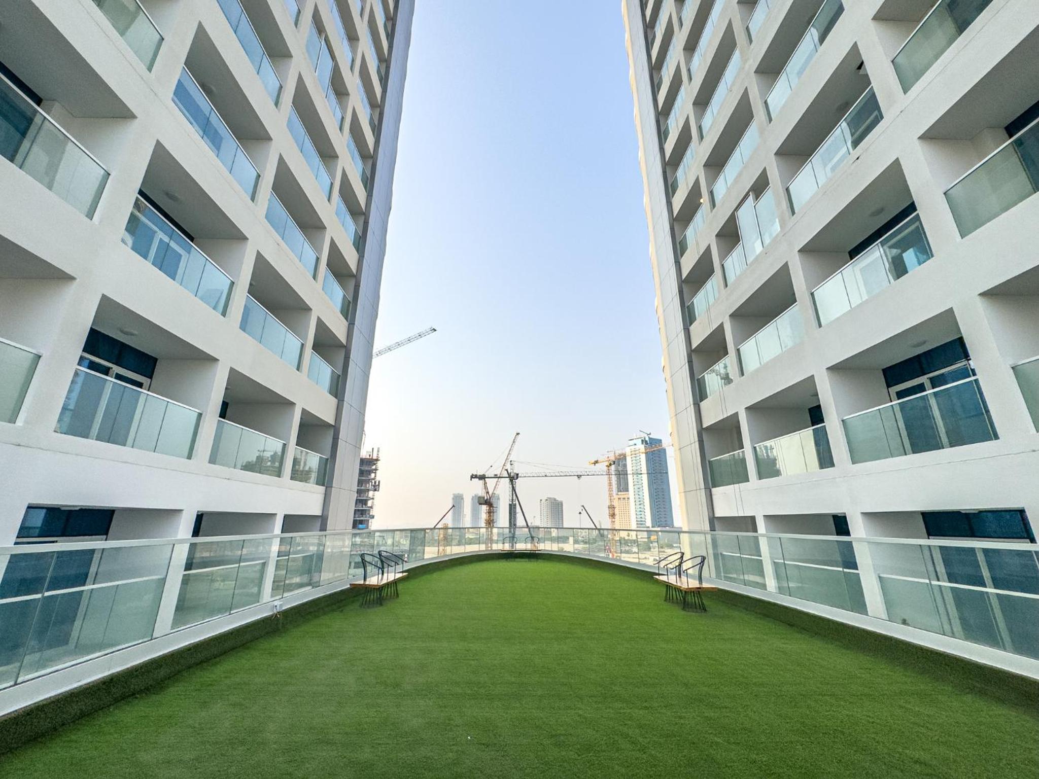 Superhost- 1BR Near Miracle Garden, Pool and Gym, Balcony Arjan