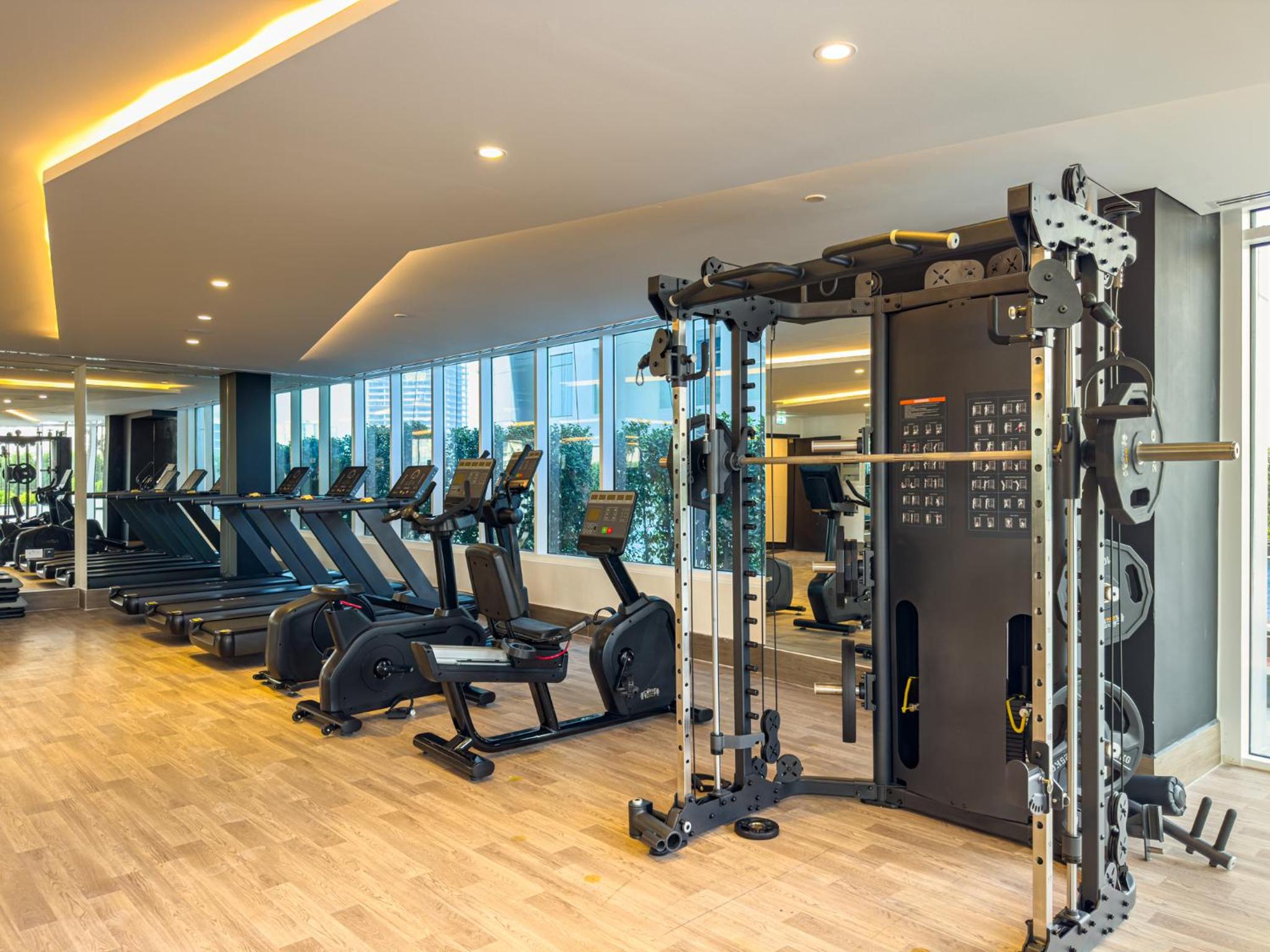 Superhost- 1BR Near Miracle Garden, Pool and Gym, Balcony Arjan