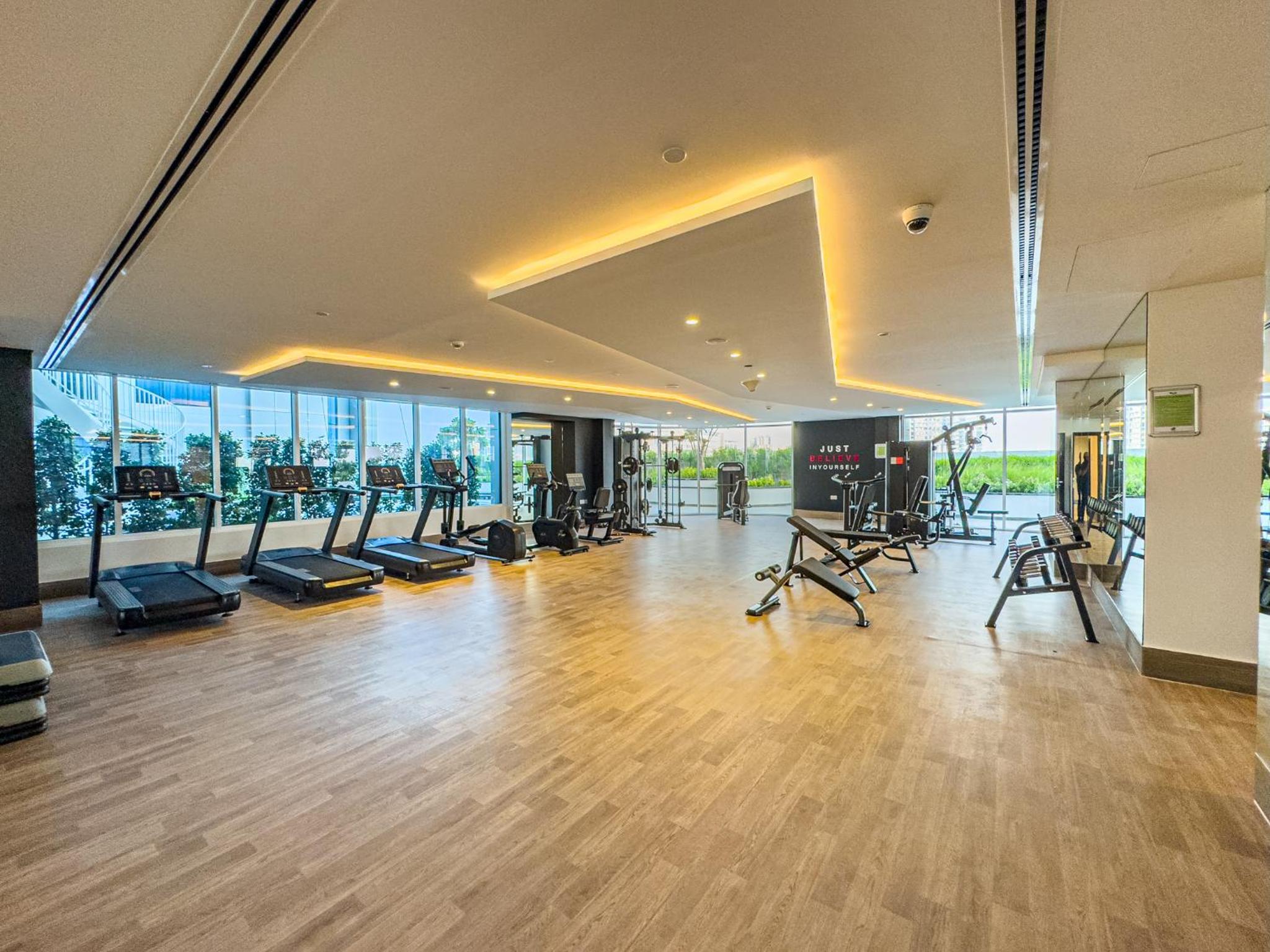 Superhost- 1BR Near Miracle Garden, Pool and Gym, Balcony Arjan