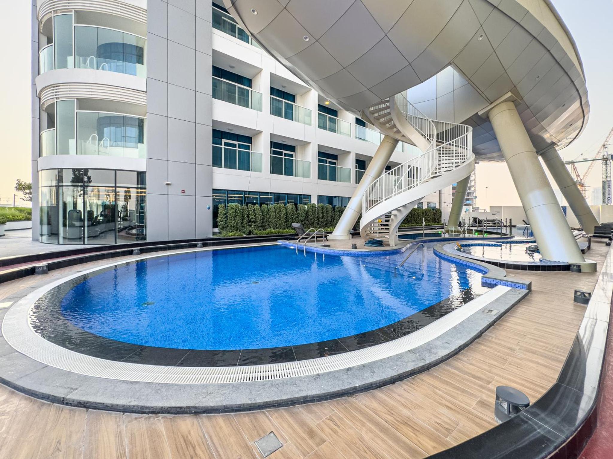 Superhost- 1BR Near Miracle Garden, Pool and Gym, Balcony Arjan