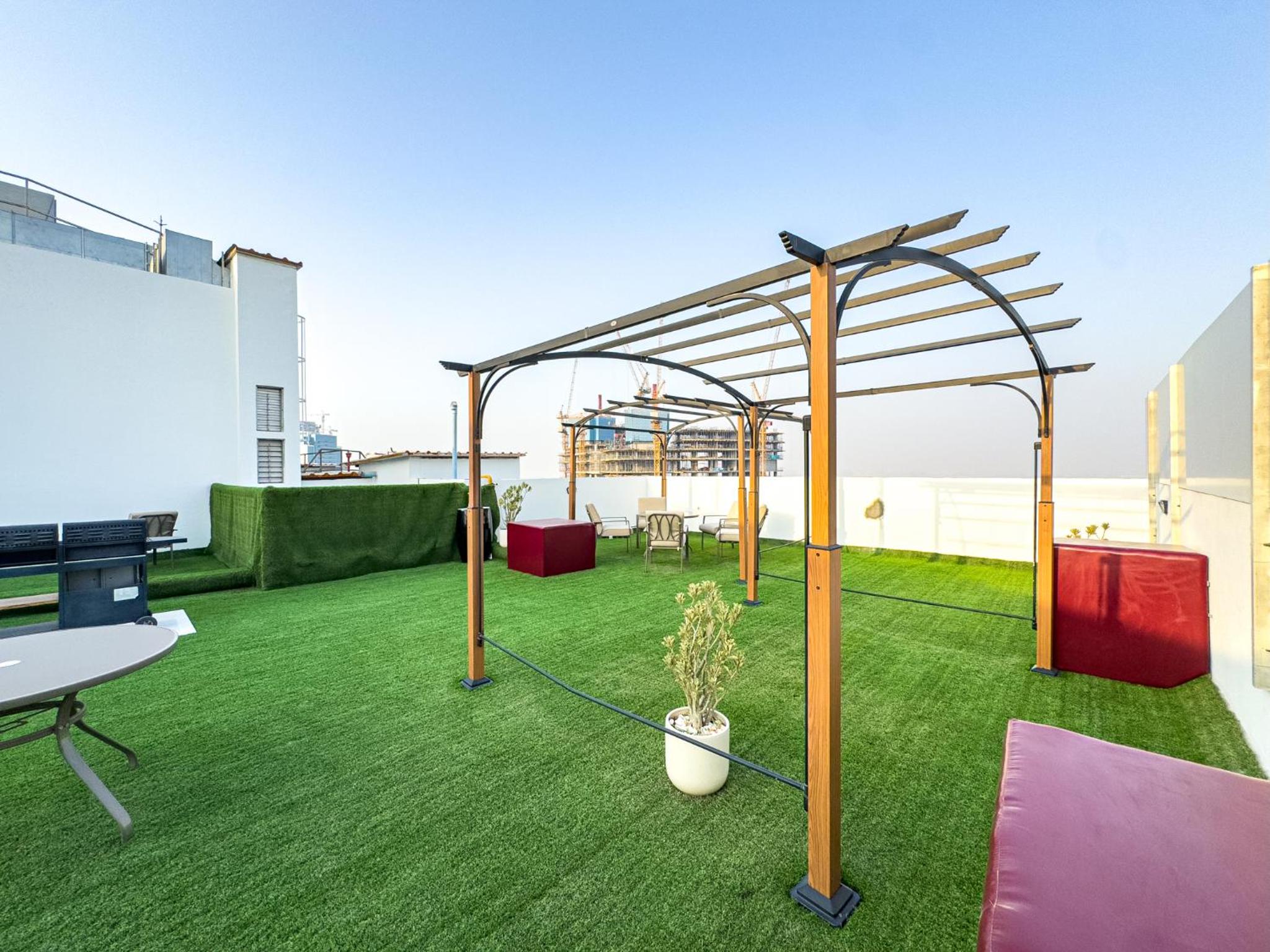 Superhost- 1BR Near Miracle Garden, Pool and Gym, Balcony Arjan
