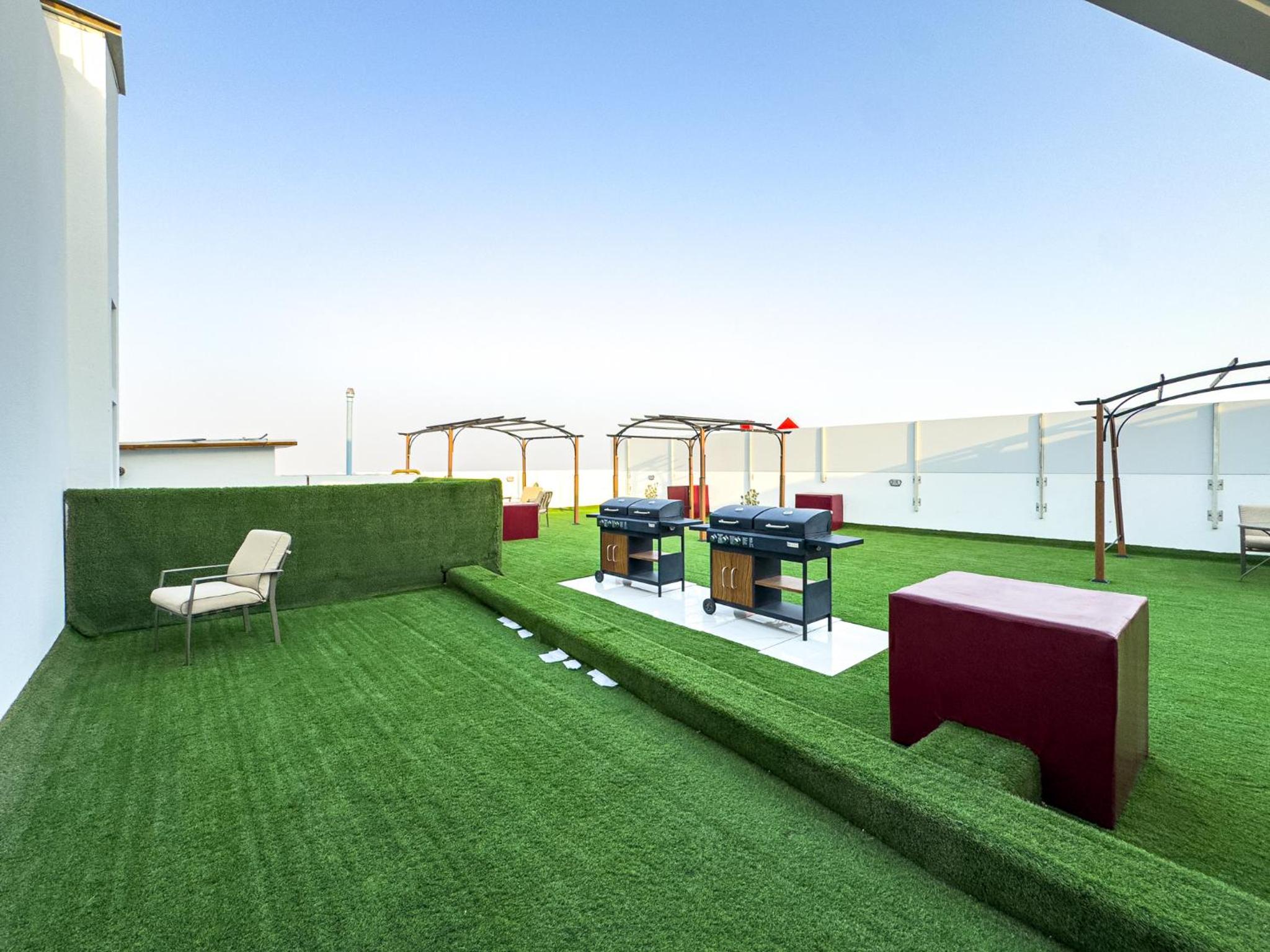 Superhost- 1BR Near Miracle Garden, Pool and Gym, Balcony Arjan