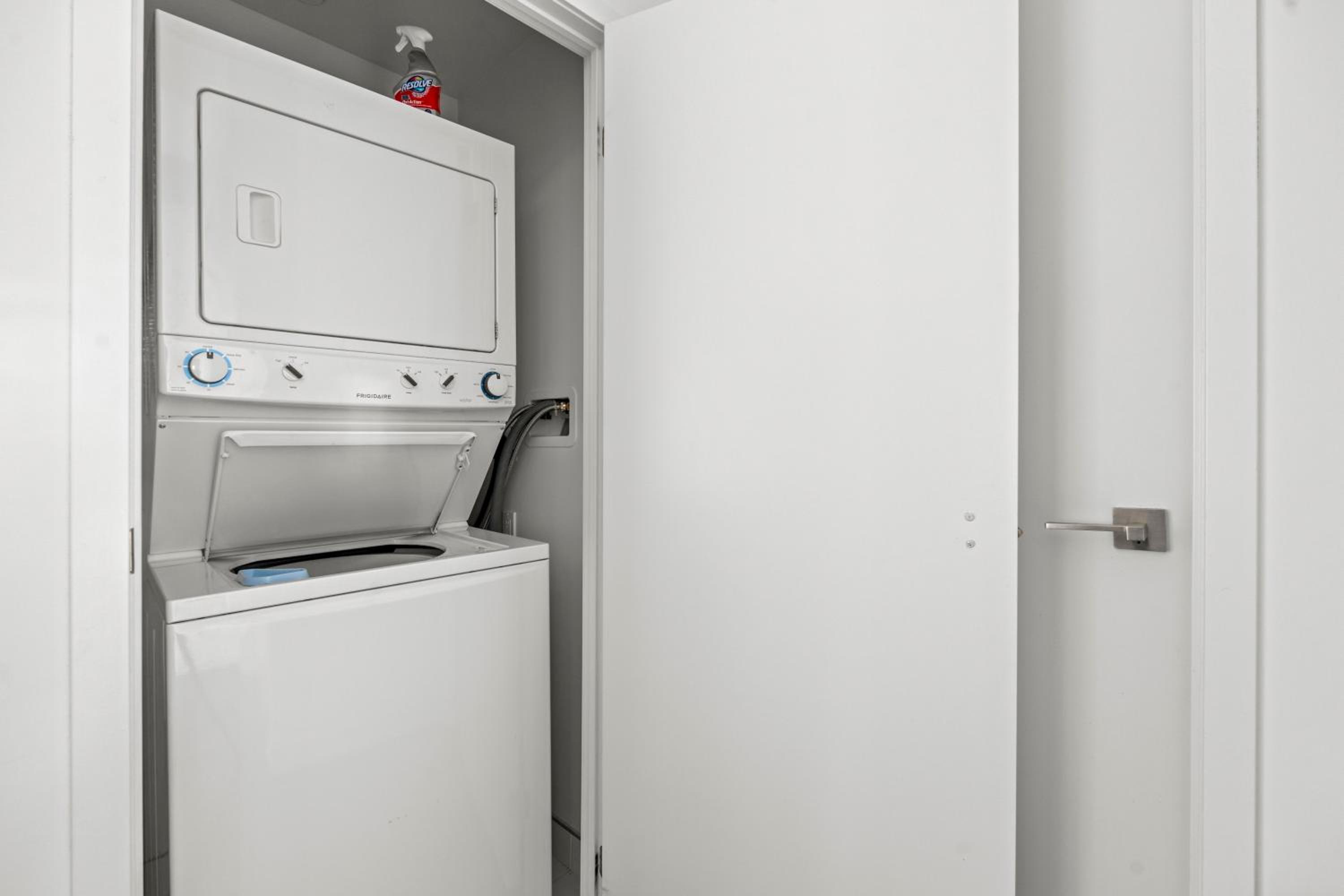 Cozy 1 Bedroom Dunfield Ave
