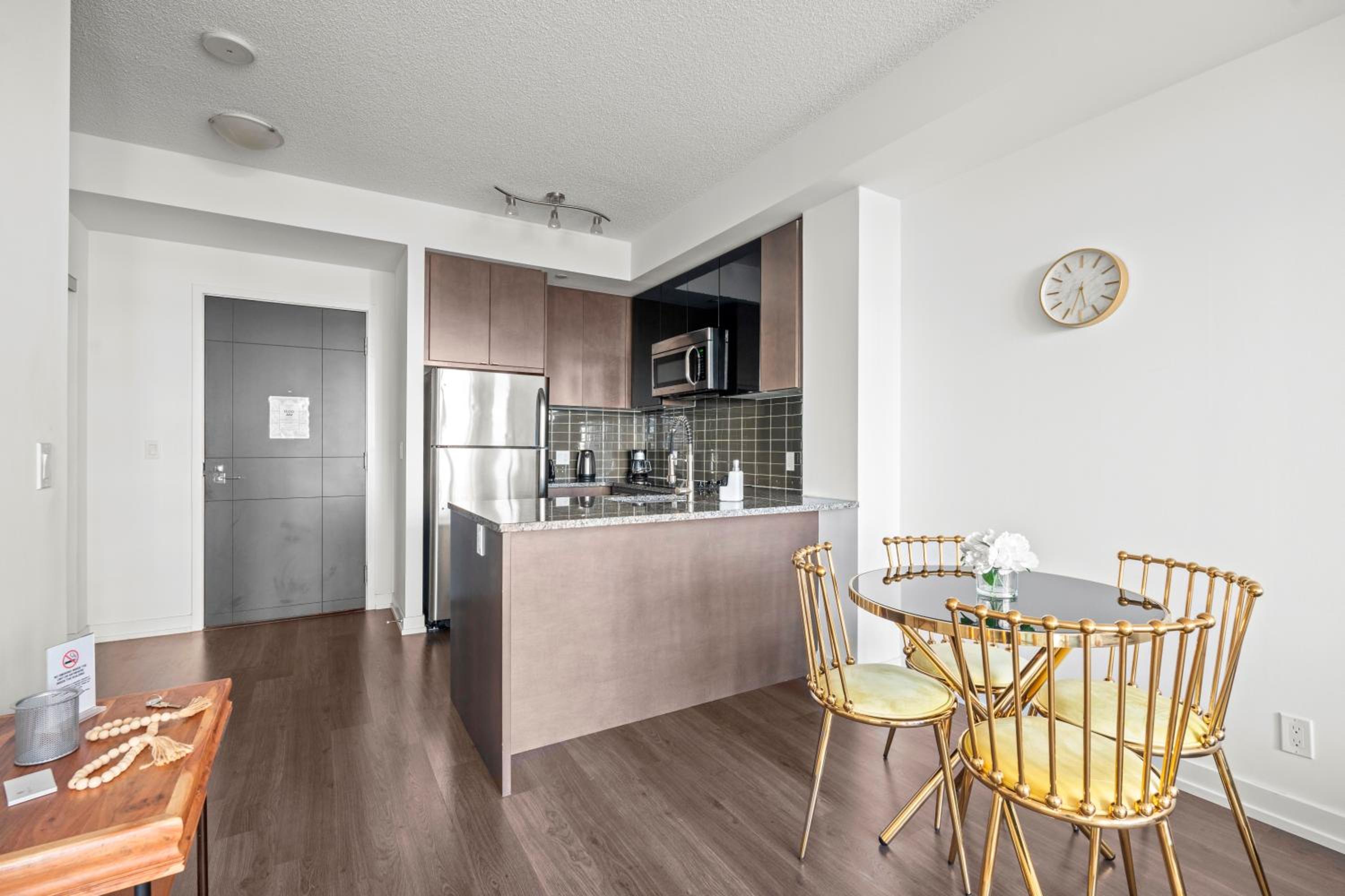 Cozy 1 Bedroom Dunfield Ave