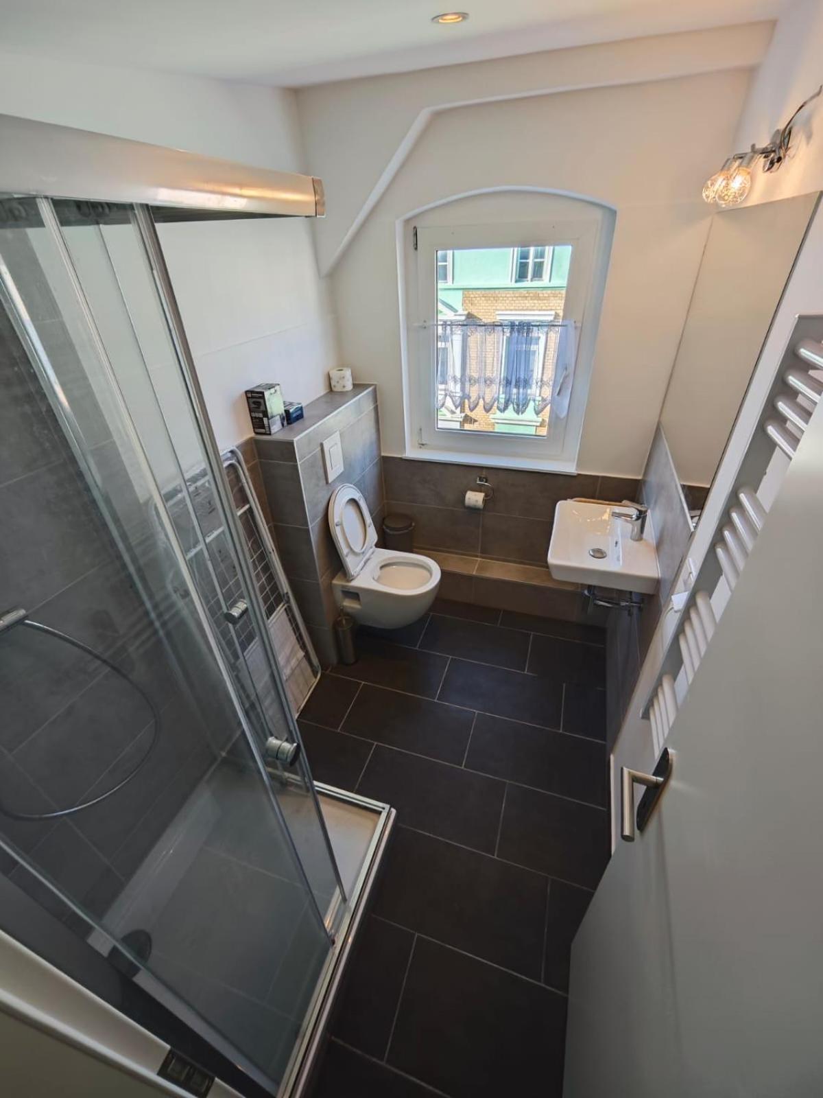Neu saniertes Penthouse Apartment mit offener Wohnküche