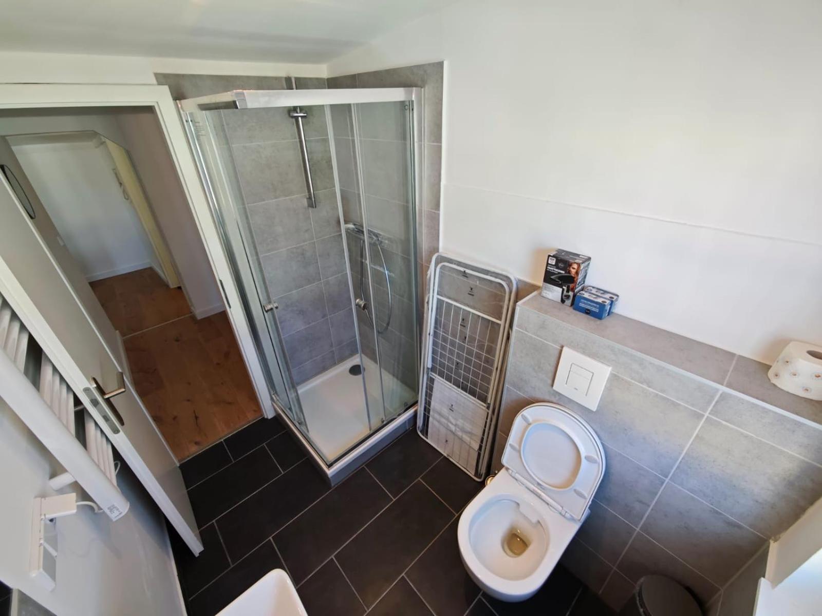 Neu saniertes Penthouse Apartment mit offener Wohnküche