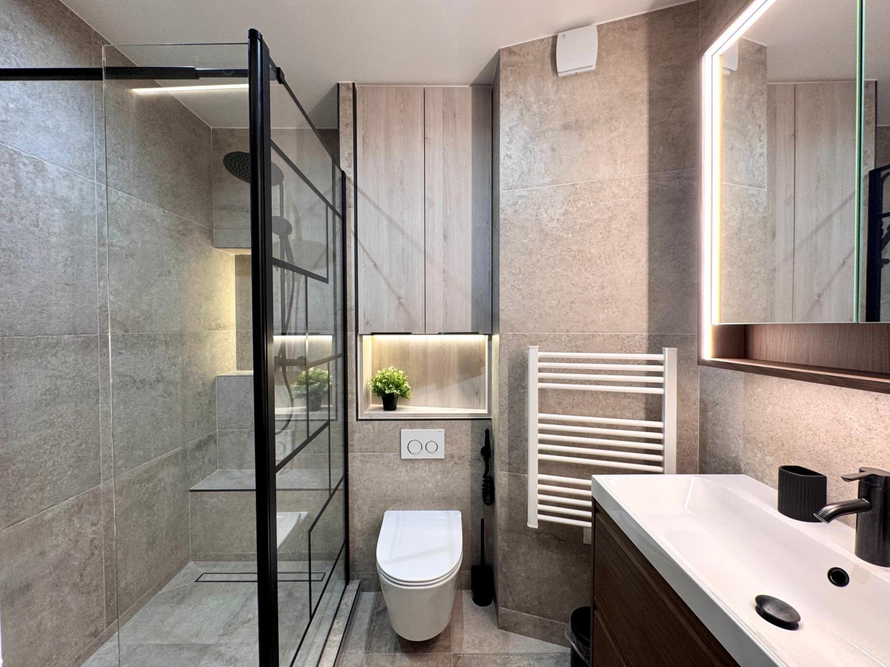 Appartement moderne 3 pièces climatisé avec balcon, plage à 2 min