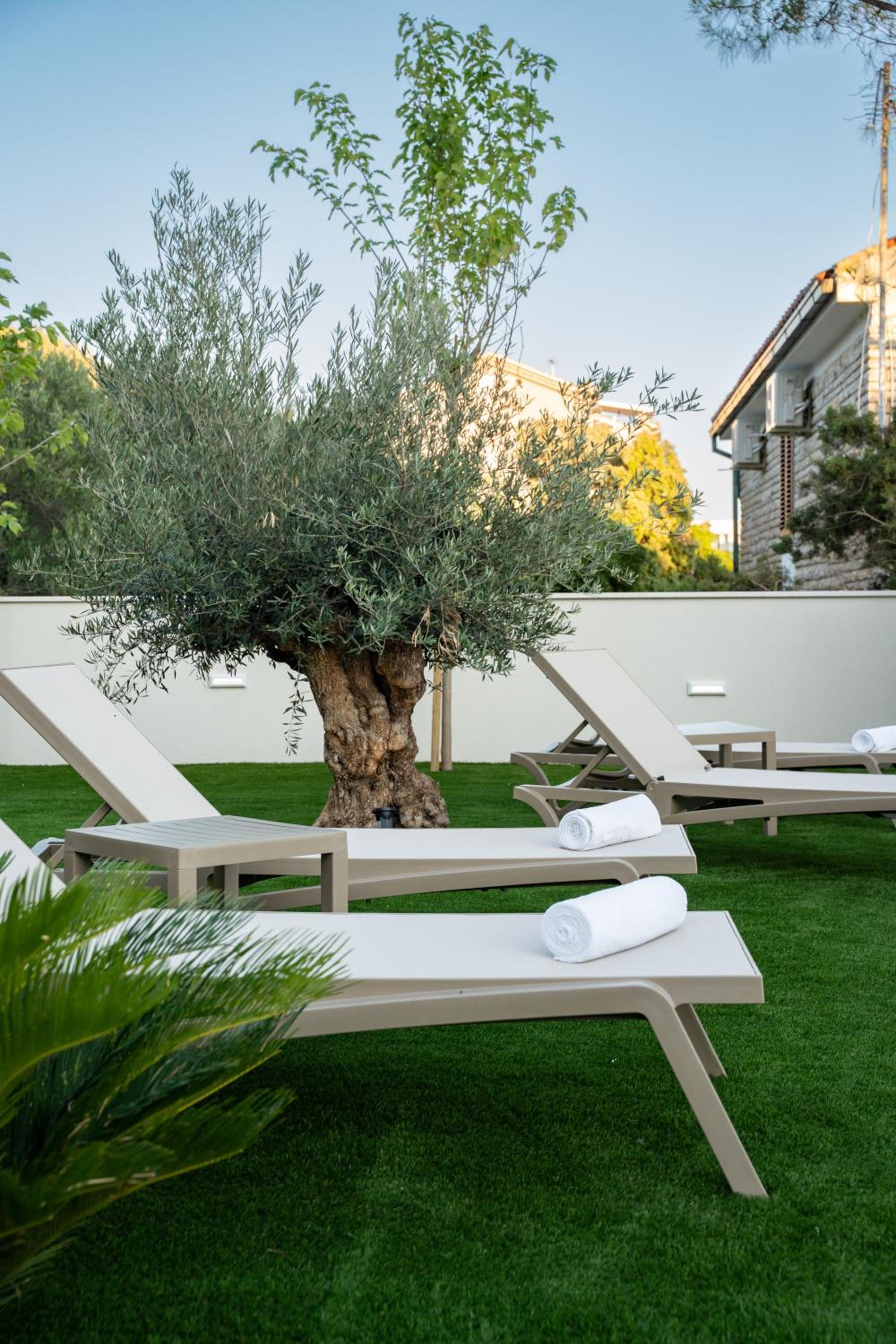 Bumblebee apartments & rooms with pool