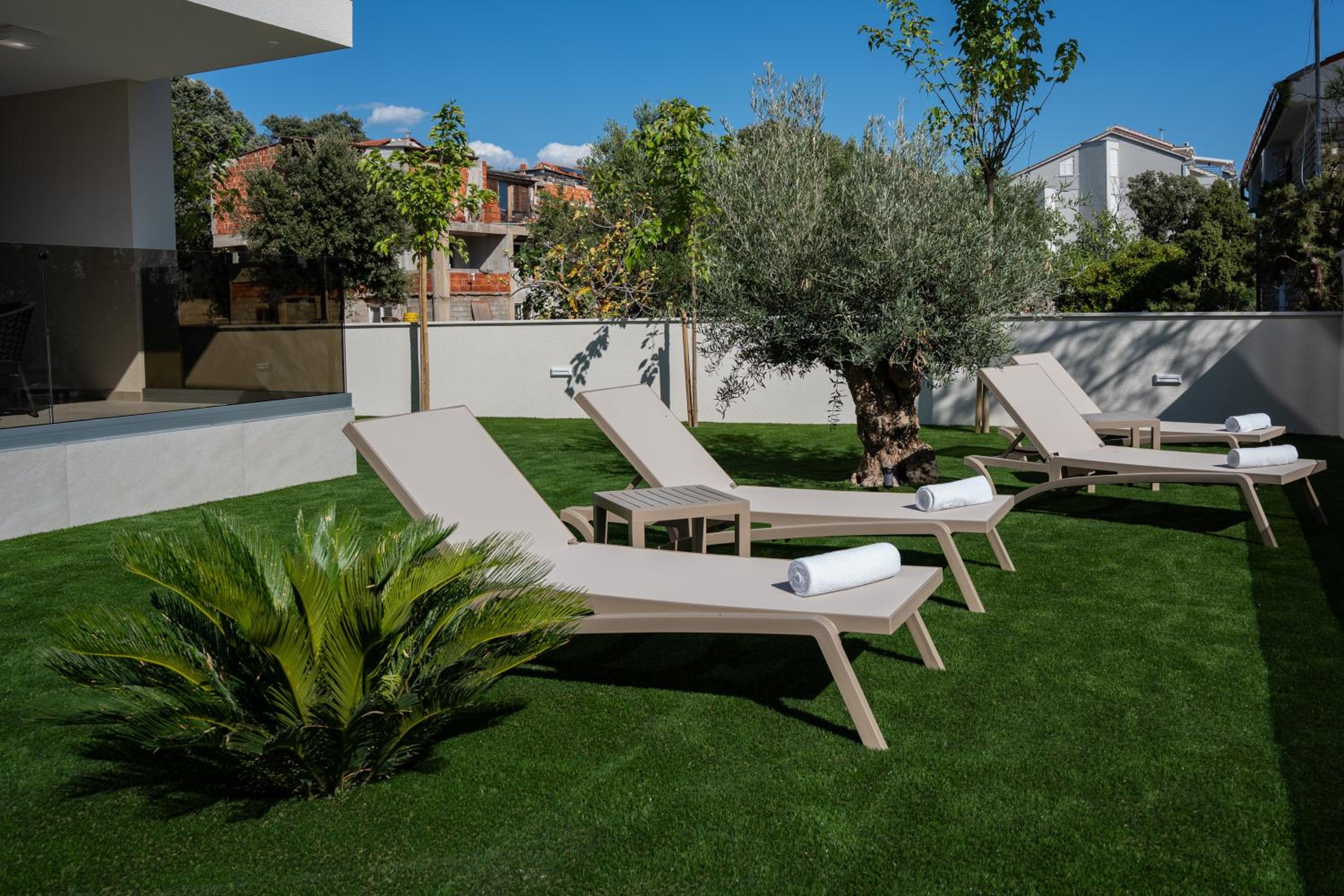 Bumblebee apartments & rooms with pool