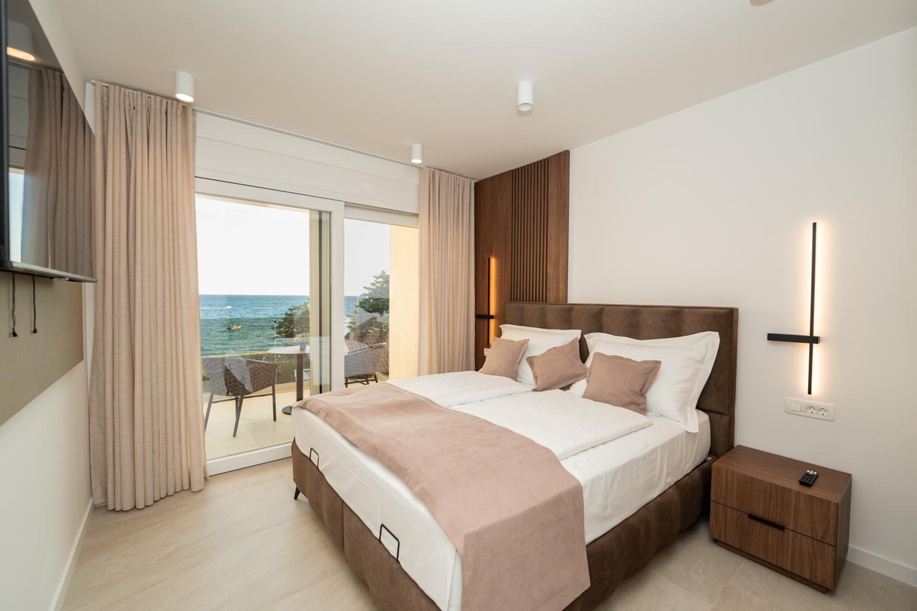 Bumblebee apartments & rooms with pool