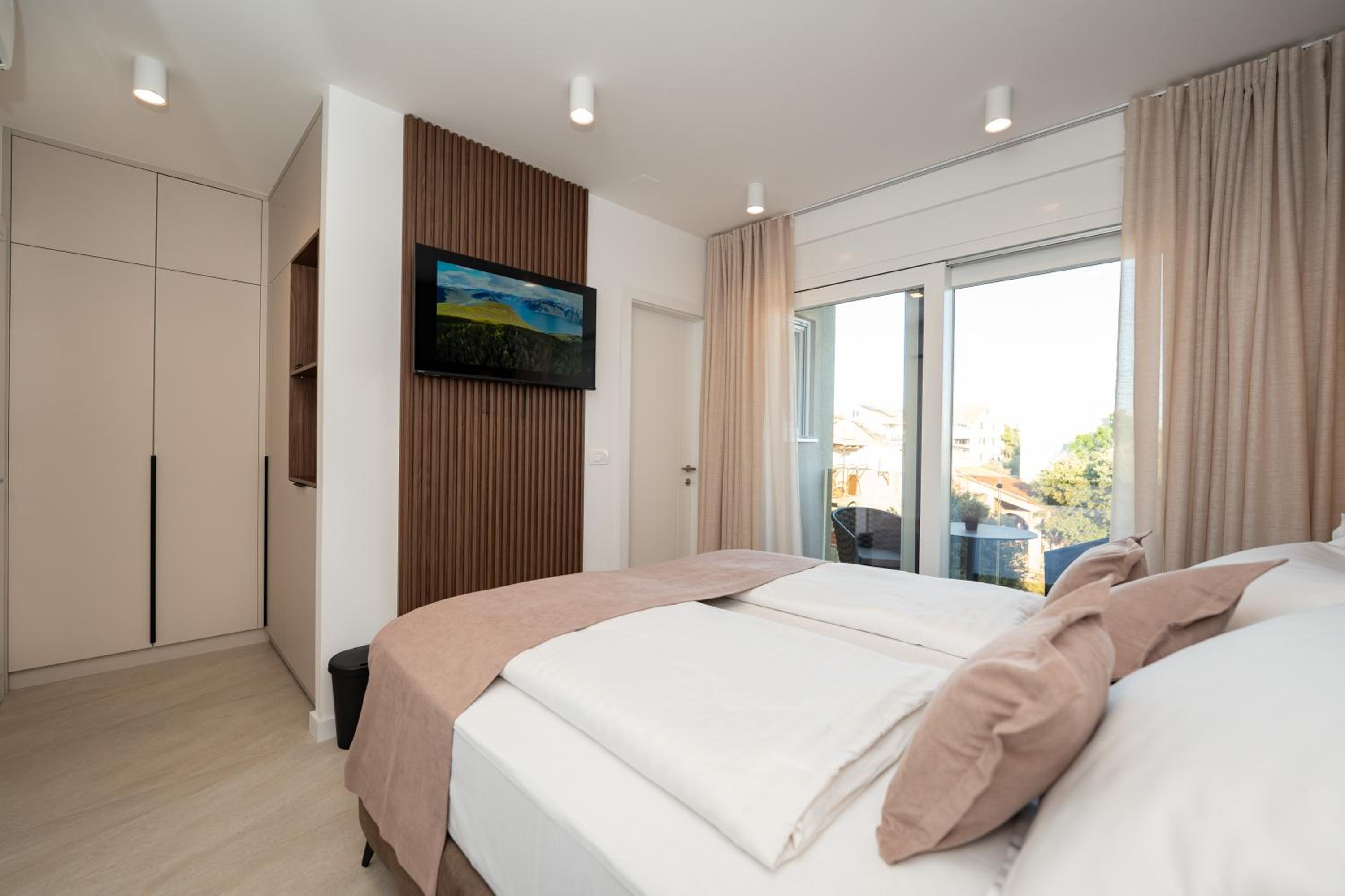 Bumblebee apartments & rooms with pool