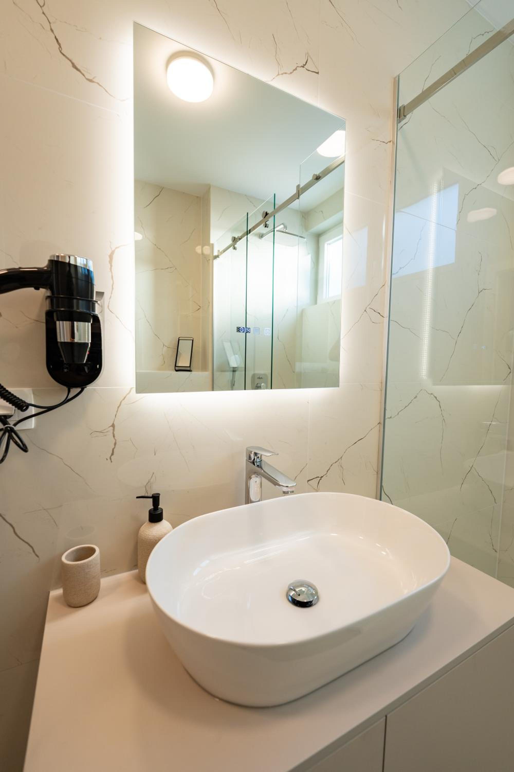 Bumblebee apartments & rooms with pool