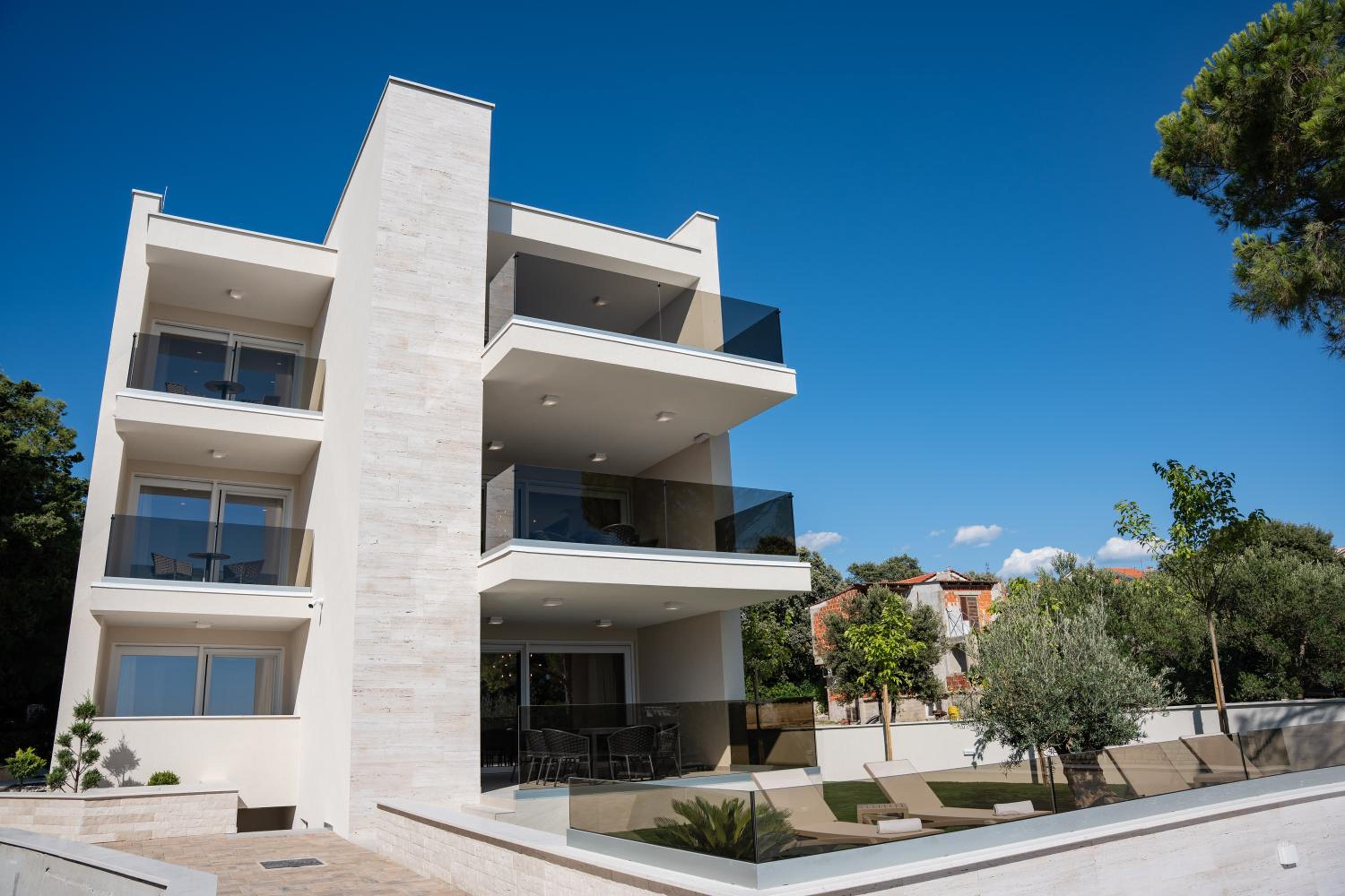 Bumblebee apartments & rooms with pool