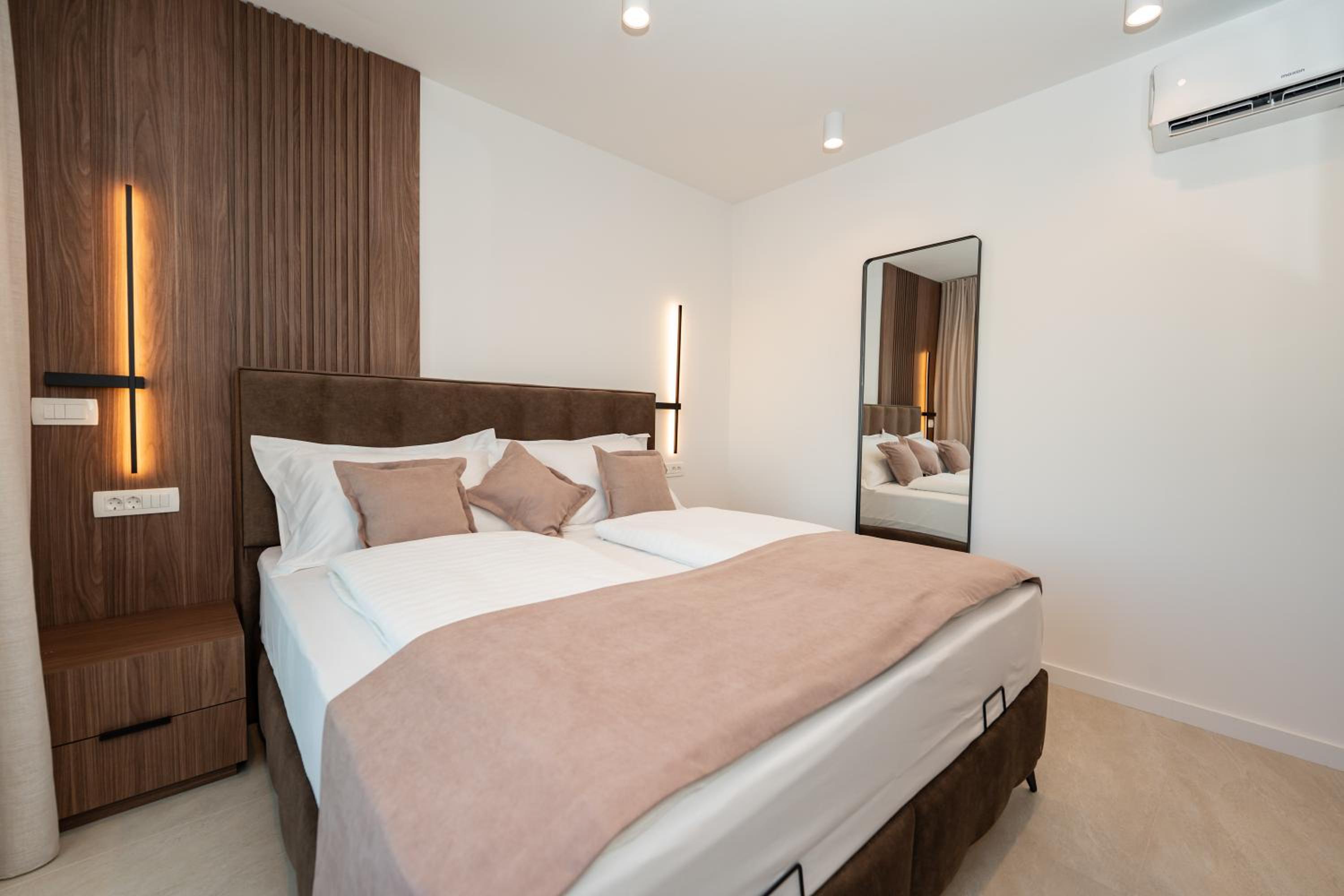Bumblebee apartments & rooms with pool